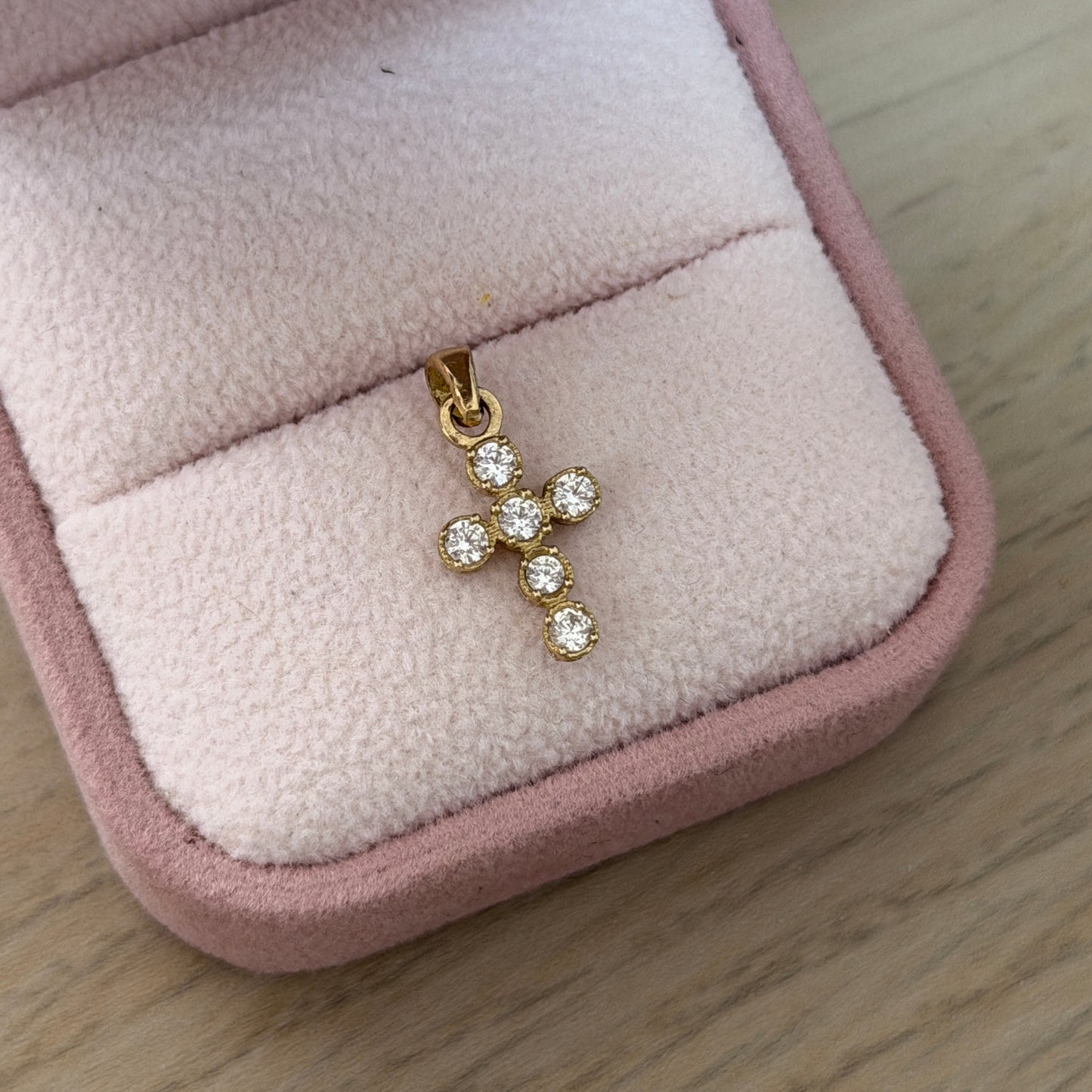 ROUND CROSS PENDANT WITH WHITE STONES IN 18K YELLOW GOLD - 0.86GR