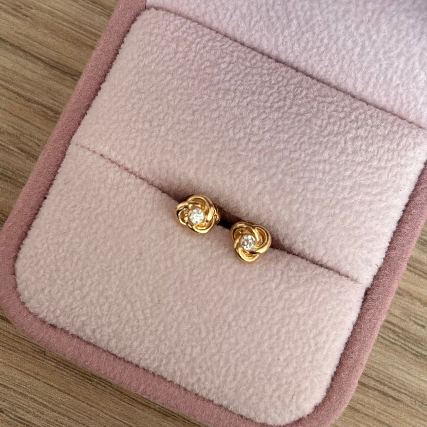 TOPOS TRES PETALOS + PIEDRA BLANCA ORO AMARILLO COL 18K - 0,83GR