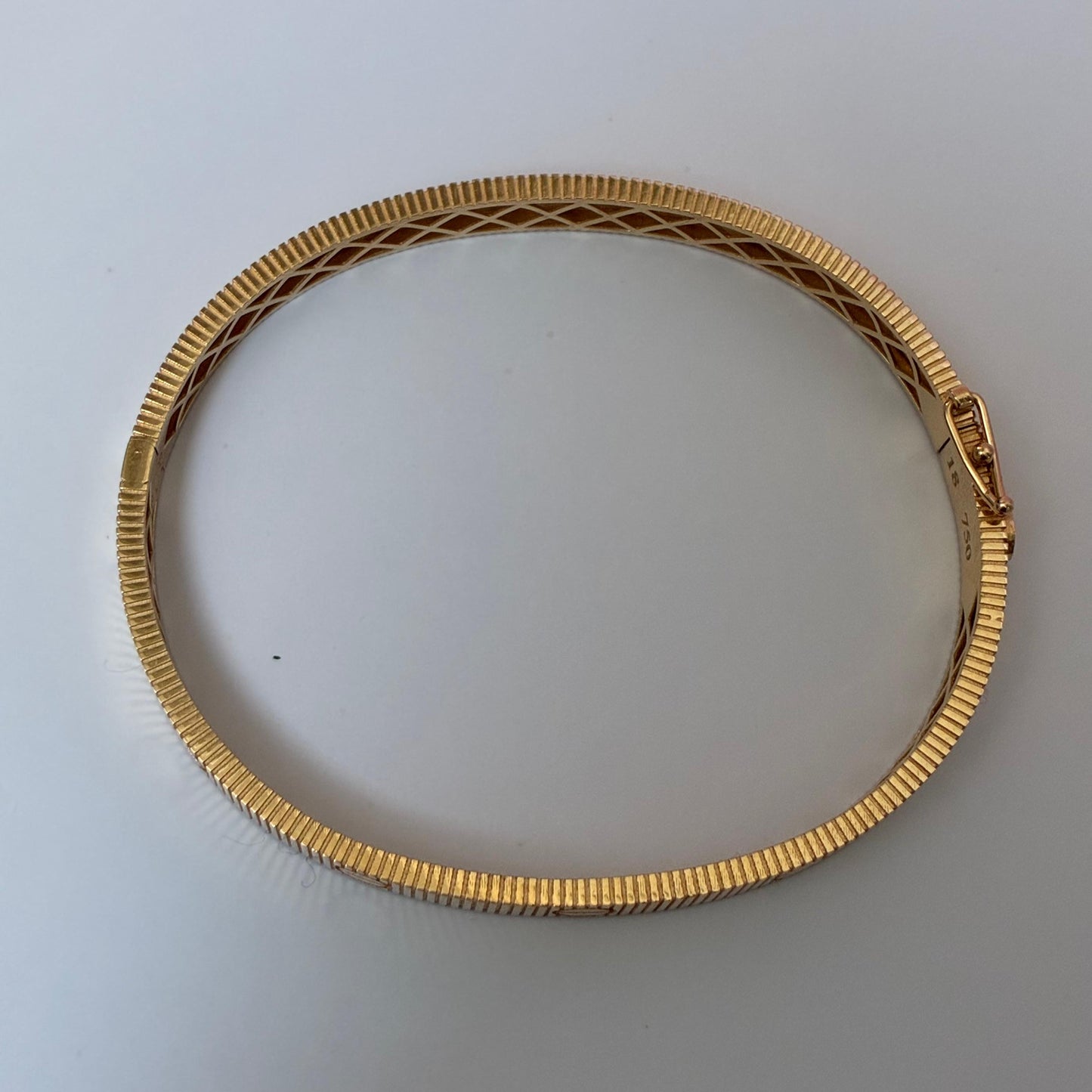 Hoop bracelet with striped seals and pin clasp, 18K yellow gold, Italy, Spain, 18cm - 12.01g
