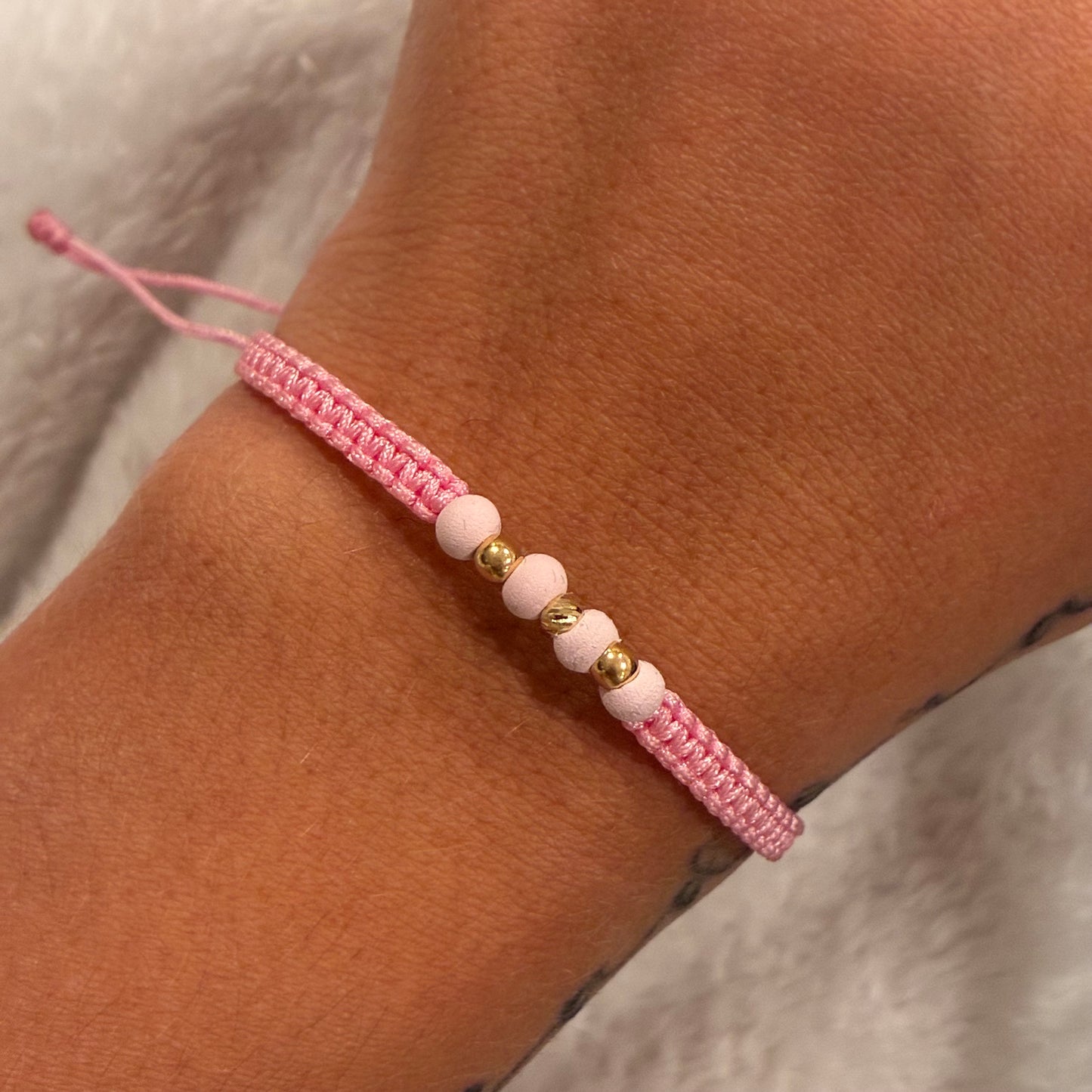 PINK THREAD BRACELET WITH 3 SMOOTH/DIAMOND 3MM BEADS IN 18K YELLOW GOLD - 0.15GR