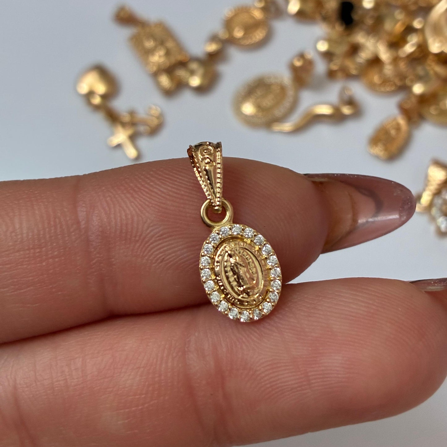 DIJE VIRGEN DE GUADALUPE CON PIEDRAS BLANCAS 1.9CM ORO AMARILLO COL 18K - 0,73GR