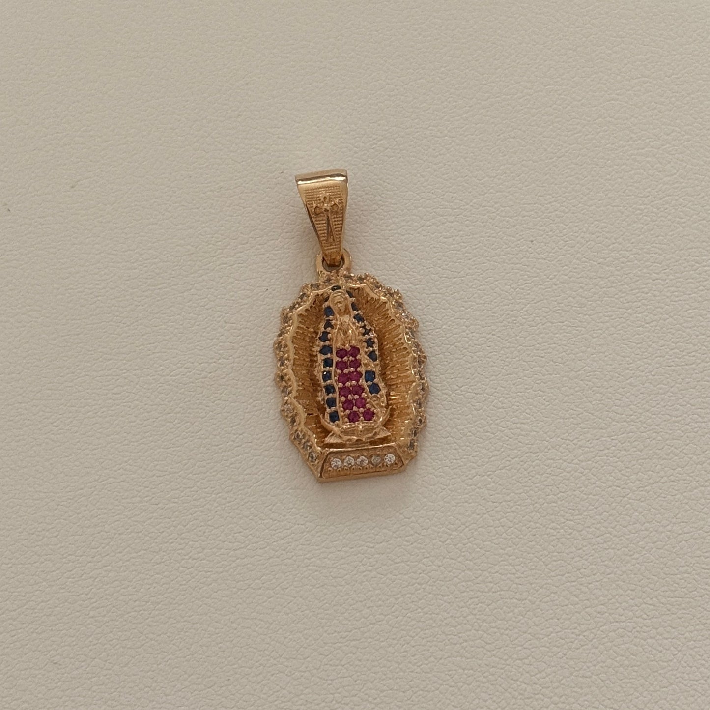 DIJE VIRGEN DE GUADALUPE SILUENTA CIRCONES BLANCOS Y AZULES 3CM ORO AMARILLO 18K - 4,11GR *BD*