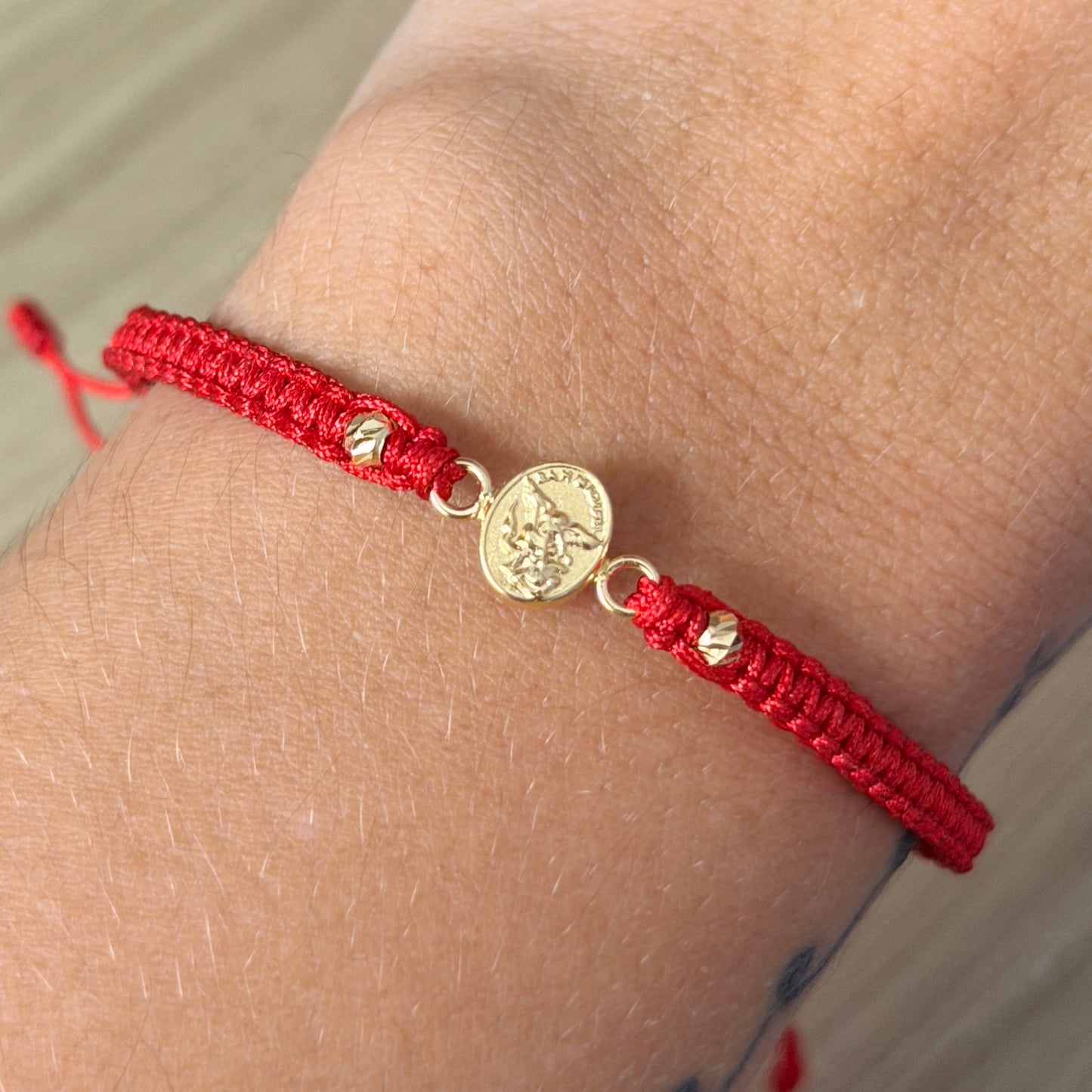 RED STRING BRACELET SAINT MICHAEL + 2 DIAMOND-CUT BEADS 3MM YELLOW GOLD 18K - 0.45GR
