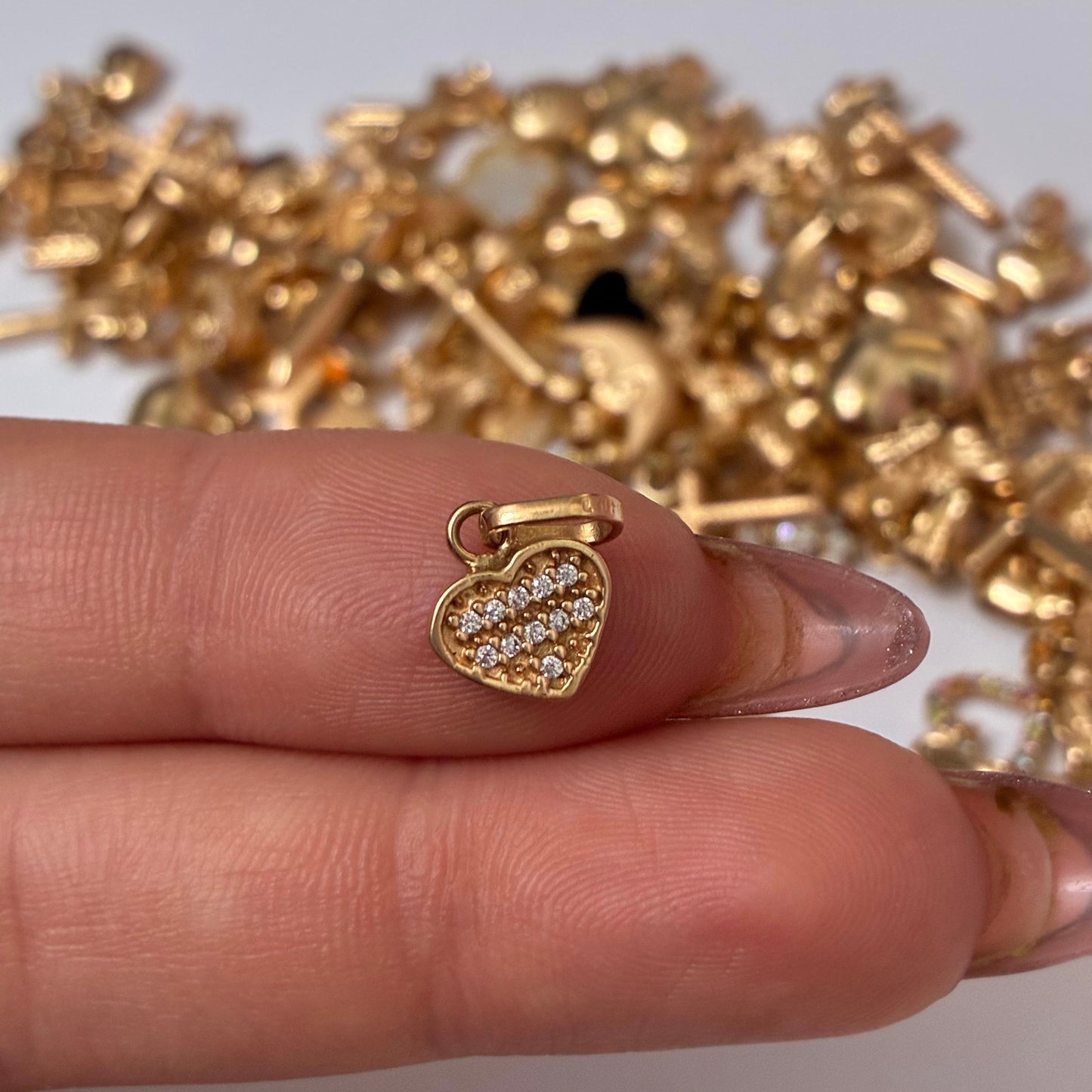 DIJE CORAZON PIEDRAS BLANCAS 1.2CM OR AMARILLO COL 18K - 0,77GR