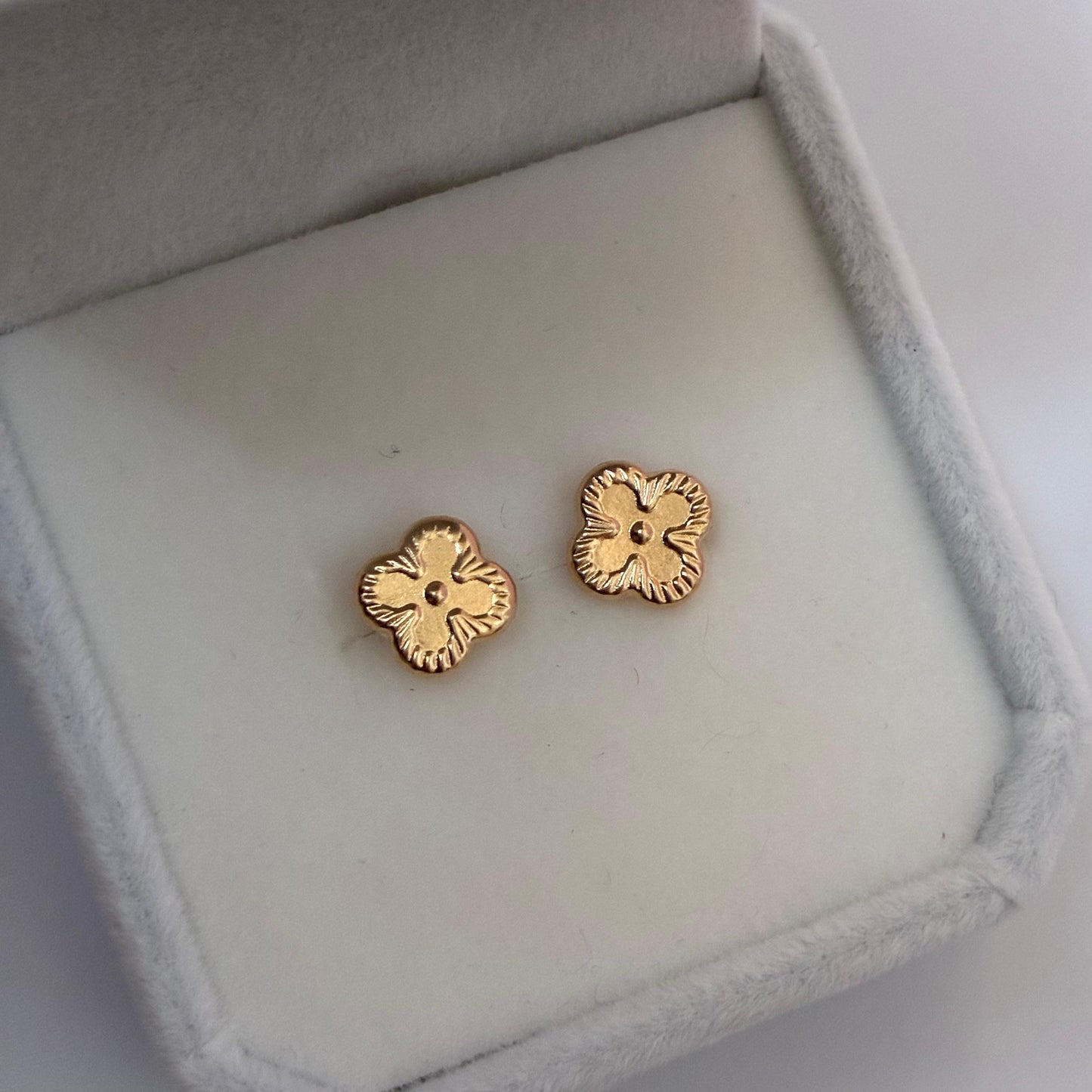 8MM CLOVER STUDS WITH DIAMOND CUT EDGE 18K YELLOW GOLD - 0.74GR