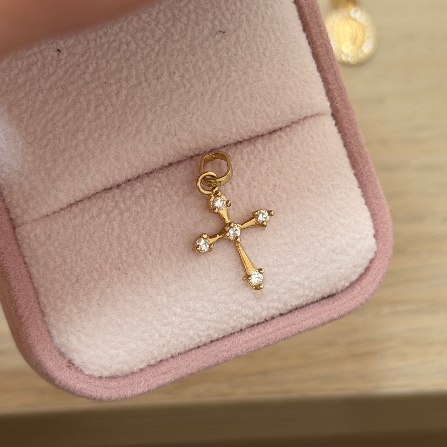 DIJE CRUZ PUNTAS PIEDRAS BLANCAS ORO AMARILLO 18K - 0,67GR