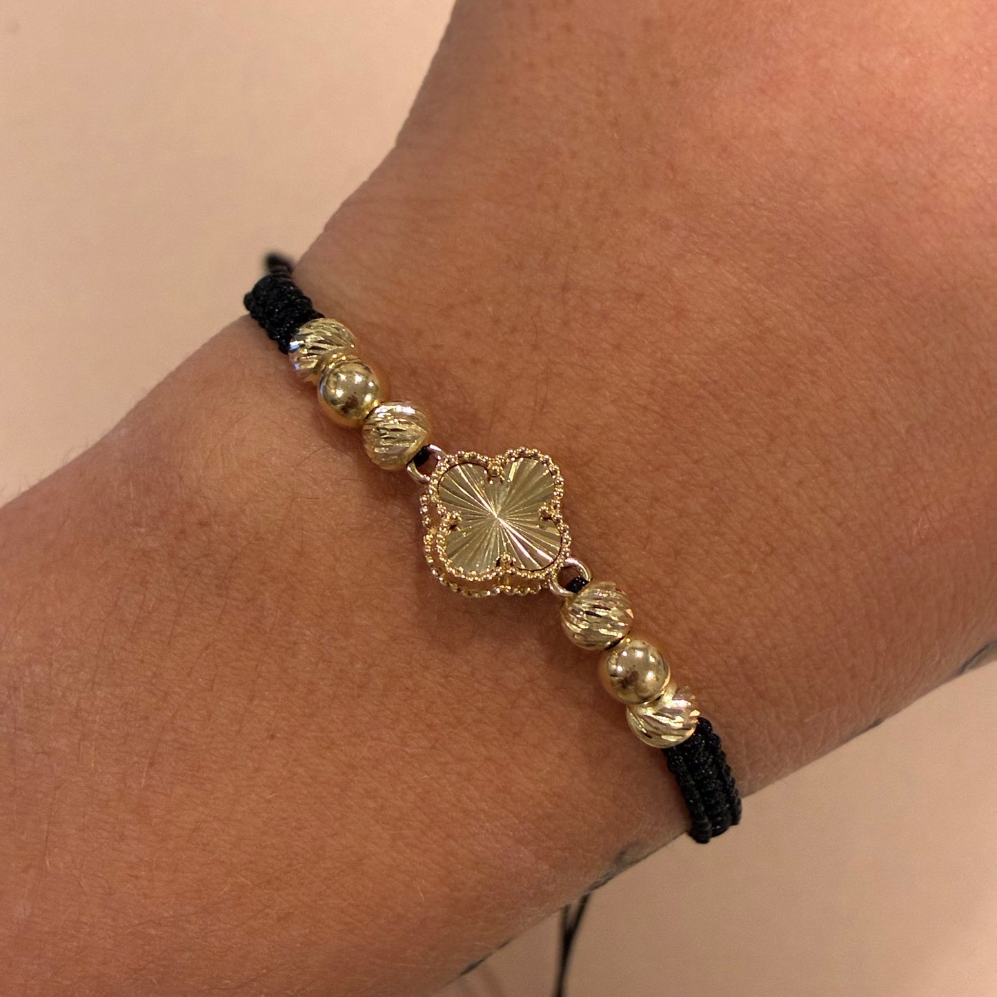 BLACK THREAD BRACELET WITH DIAMOND-CUT CLOVER CHARM + 6 DIAMOND-CUT 5M BEADS IN 18K YELLOW GOLD - 1.91GR