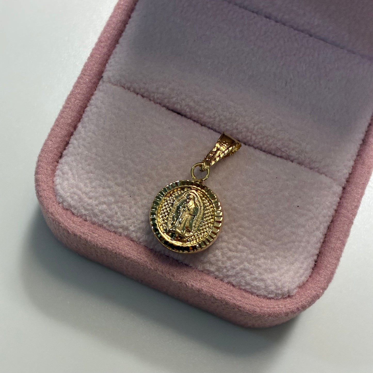 VIRGIN OF GUADALUPE DIAMOND-CUT ROUND PENDANT 2.1CM YELLOW GOLD 18K - 0.87GR