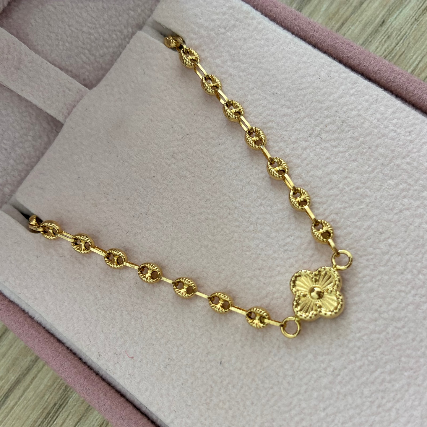 COFFEE BEAN BRACELET, DIAMOND-CUT WITH CLOVER CLASP, 18K YELLOW GOLD 17CM - 2.11GR