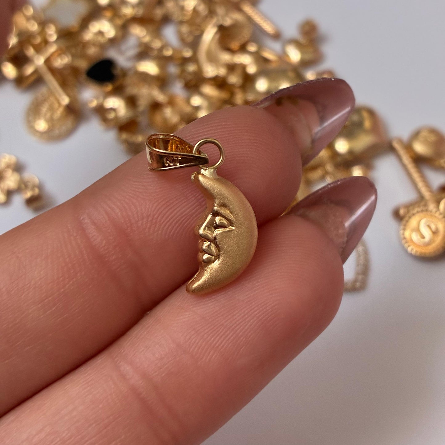 DIJE MEDIA LUNA CON ROSTRO 1,6CM ORO AMARILLO COL 18K. - 0,5GR