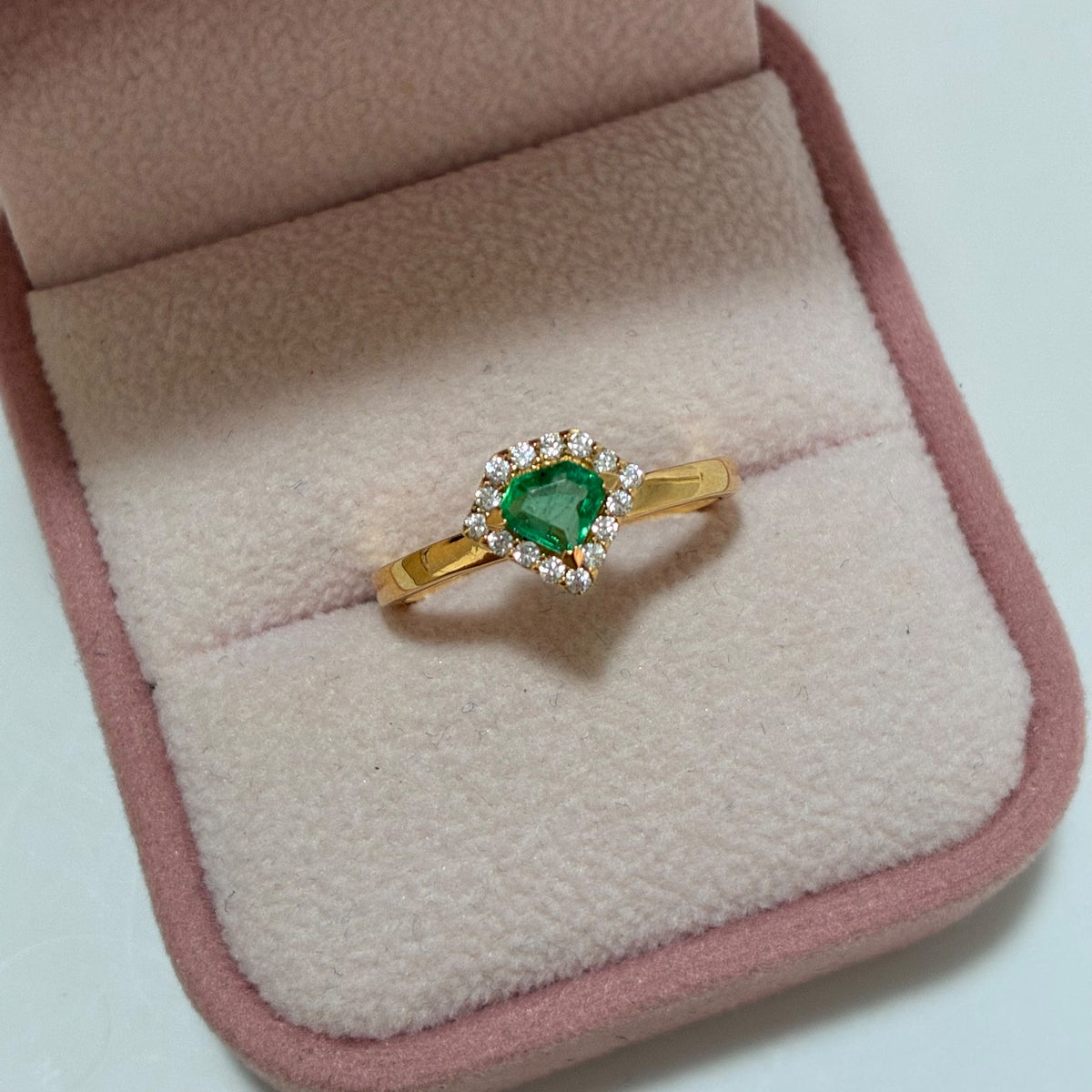ANILLO SOLITARIO MILA PIEDRAS BLANCAS + ESMERALDA NATURAL 4.8MM X 3.7MM 0,30QTS ORO AMARILLO COL 18K TALLA 7.5 - 3,06GR