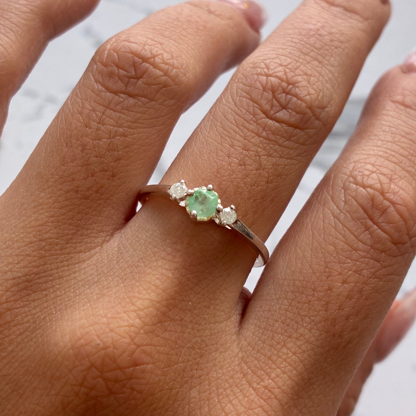 ANILLO DOS PIEDRAS BLANCAS PLATA 925 + ESMERALDA NATURAL TALLA 8