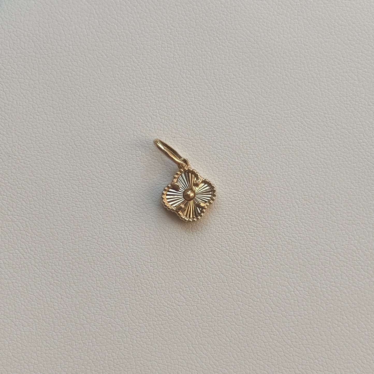 1.7CM 18K YELLOW GOLD DIAMOND CLOVER PENDANT - 1.45GR