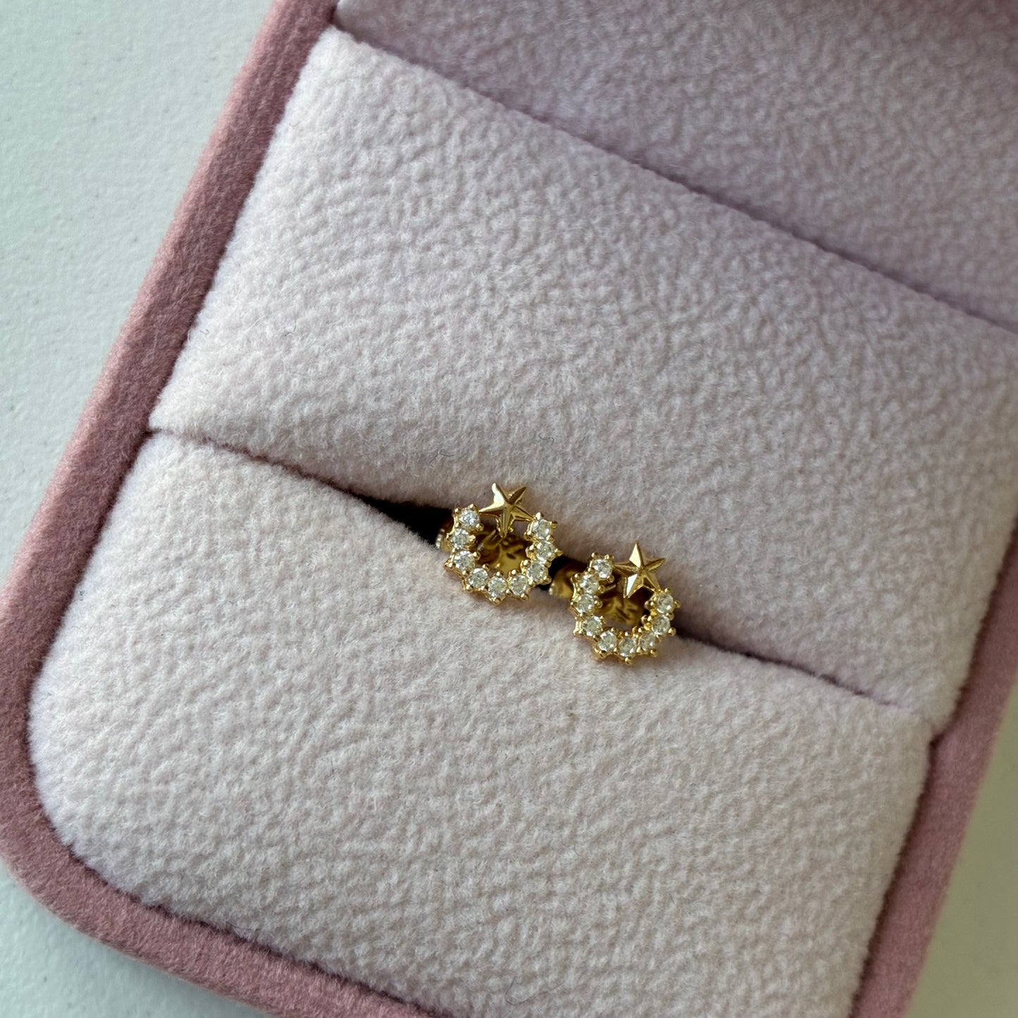 TOPOS CIRCULO PIEDRA BLANCA + ESTRELLA ORO AMARILLO 18K - 0,66GR