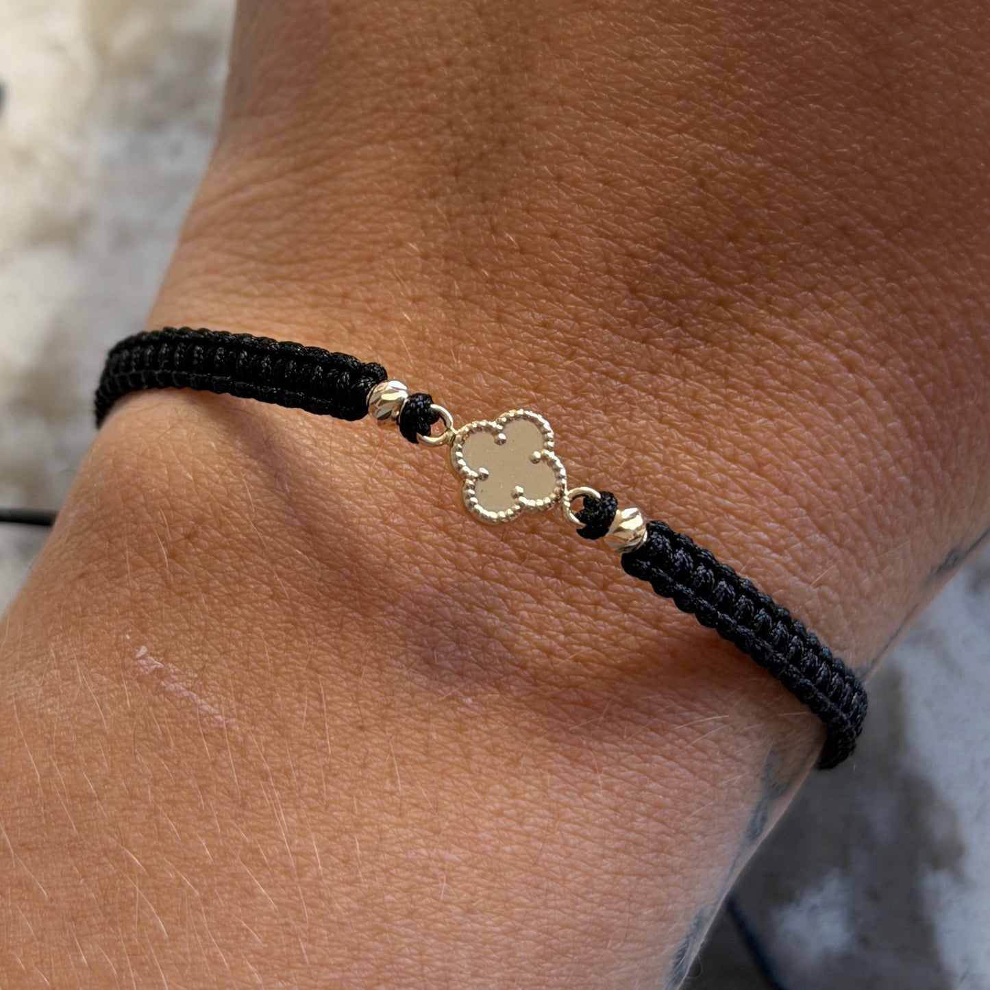 PULSERA HILO NEGRO HERRAJE TREBOL LISO + 2 BOLAS DIAMANTADAS 3MM ORO AMARILLO COL 18K - 0,47GR