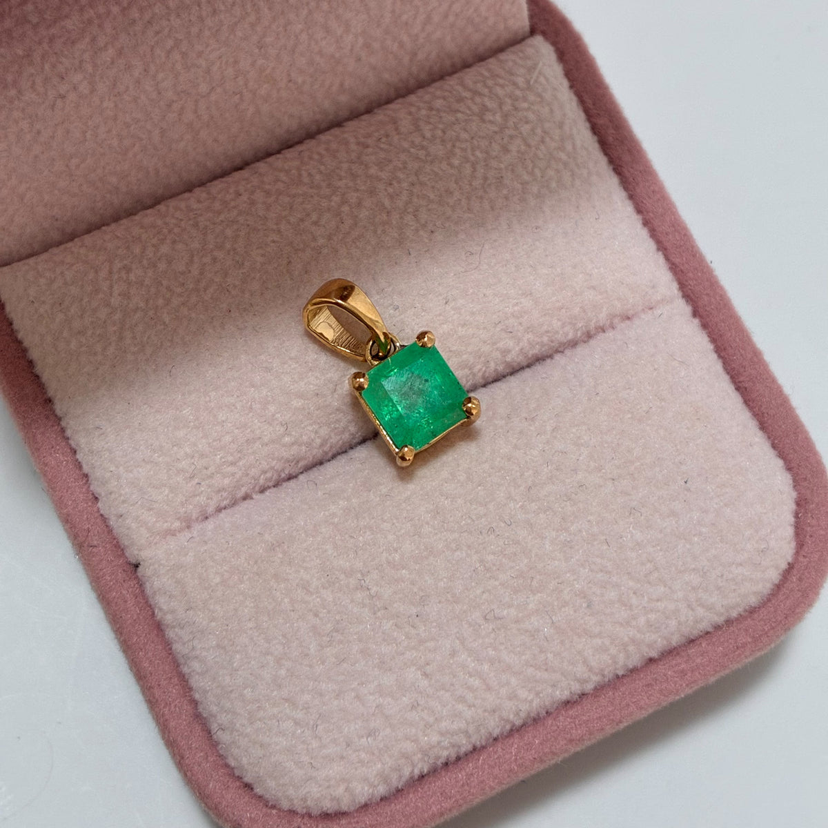 DIJE SOLITARIO ESMERALDA NATURAL 6.7MM X 6.5MM 1,39QTS ORO AMARILLO COL 18K - 1,4GR