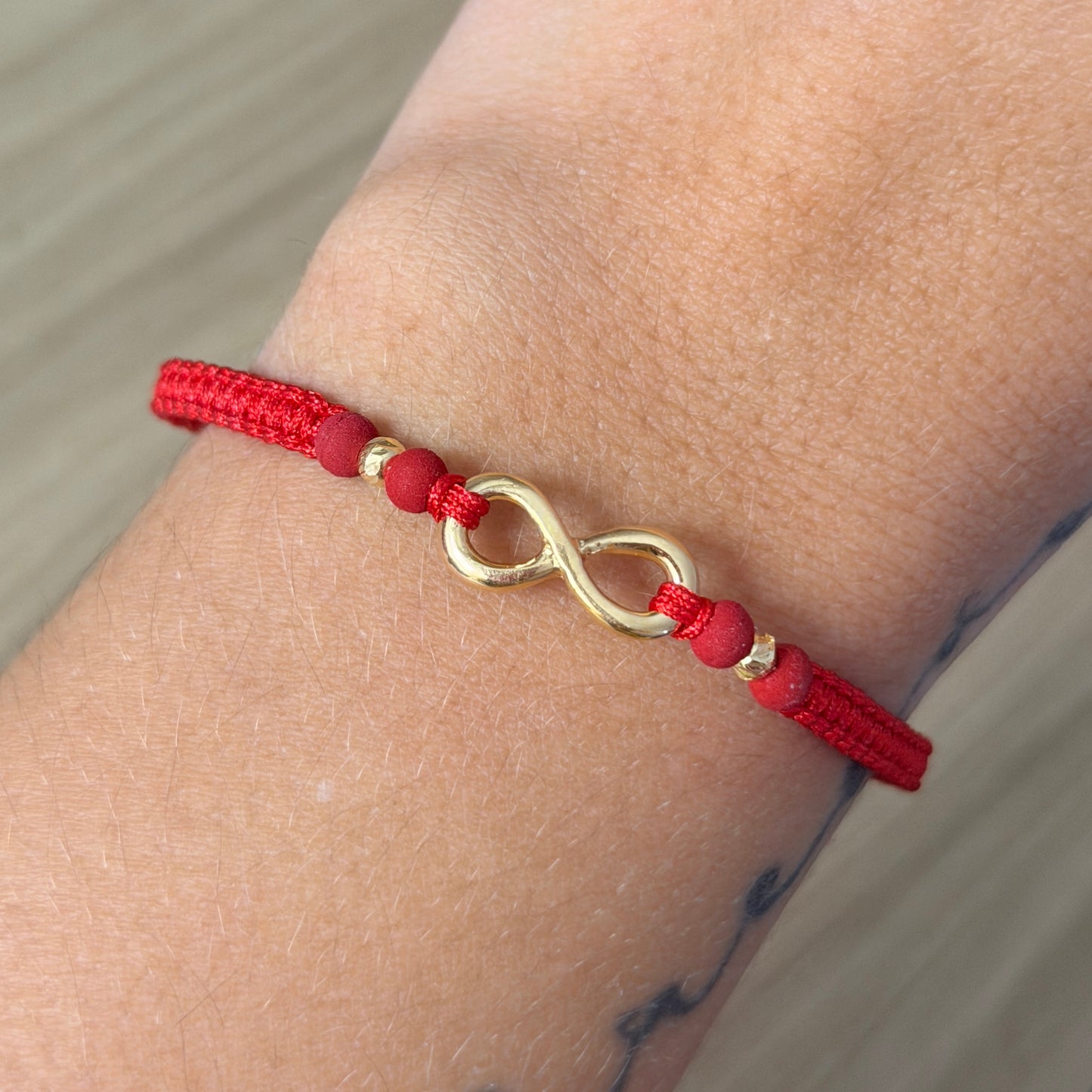 RED STRING BRACELET INFINITY + 2 DIAMOND-CUT BEADS 3MM 18K YELLOW GOLD - 0.7GR