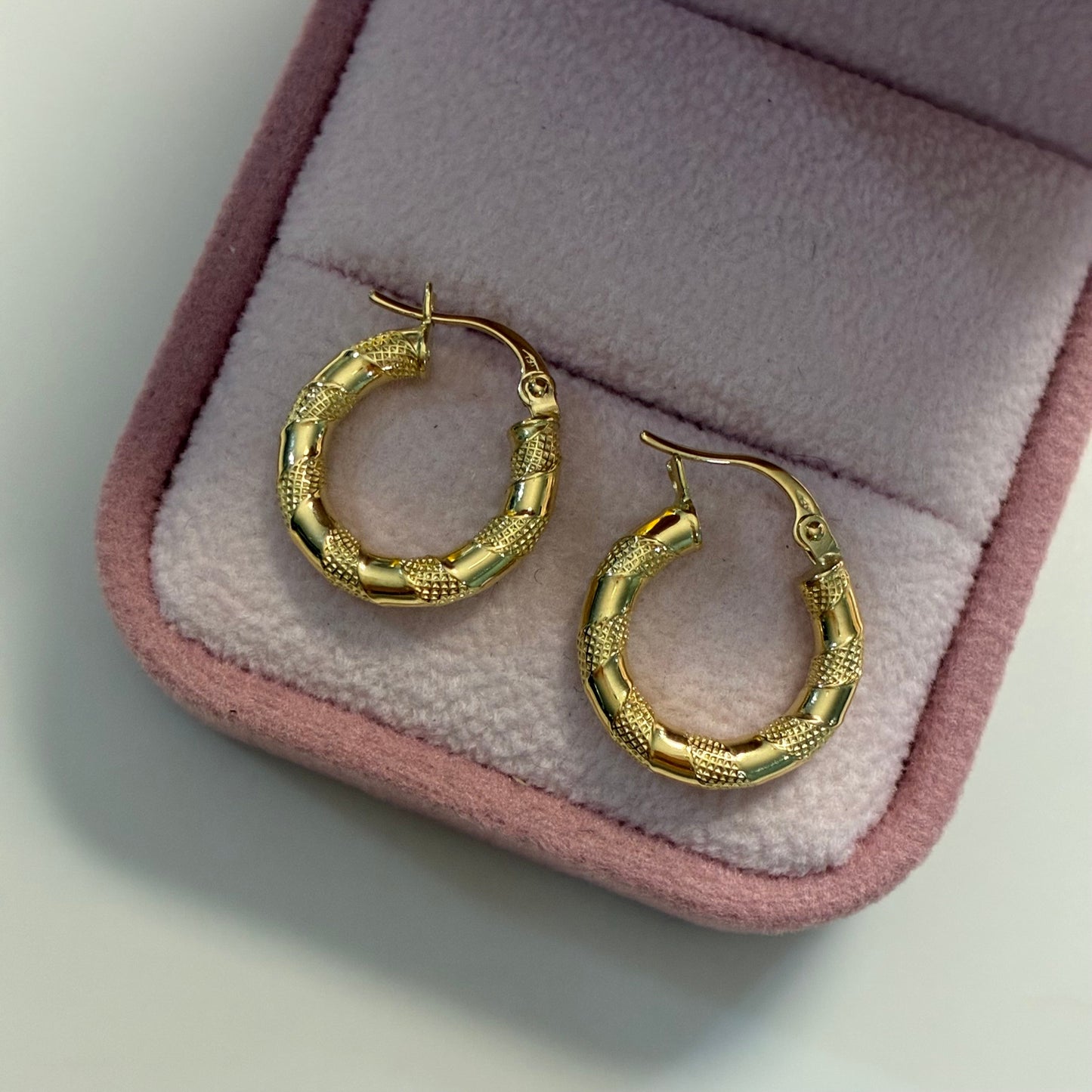 PLAIN AND DIAMOND-CUT HOOP EARRINGS 1.1CM YELLOW GOLD ITALY 18K - 1.33GR