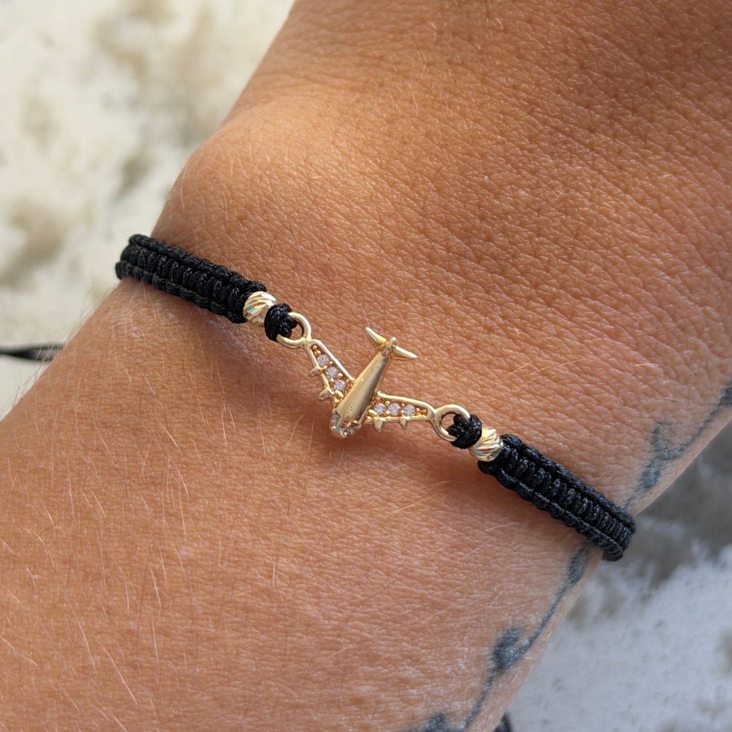 PULSERA HILO NEGRO HERRAJE AVION PIEDRAS BLANCAS + 2 BOLAS DIAMANTADAS 3MM ORO AMARILLO COL 18K - 0,92GR