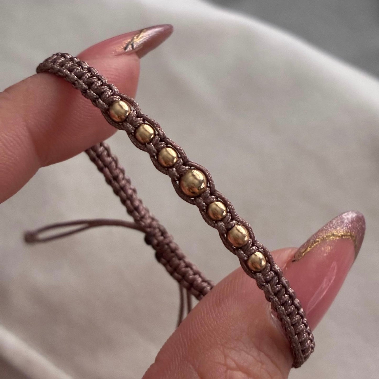 PULSERA HILO BEIGE 6 BOLAS LISAS 3MM + 1 BOLA LISA 4MM ORO AMARILLO COL 18K - 0,39GR