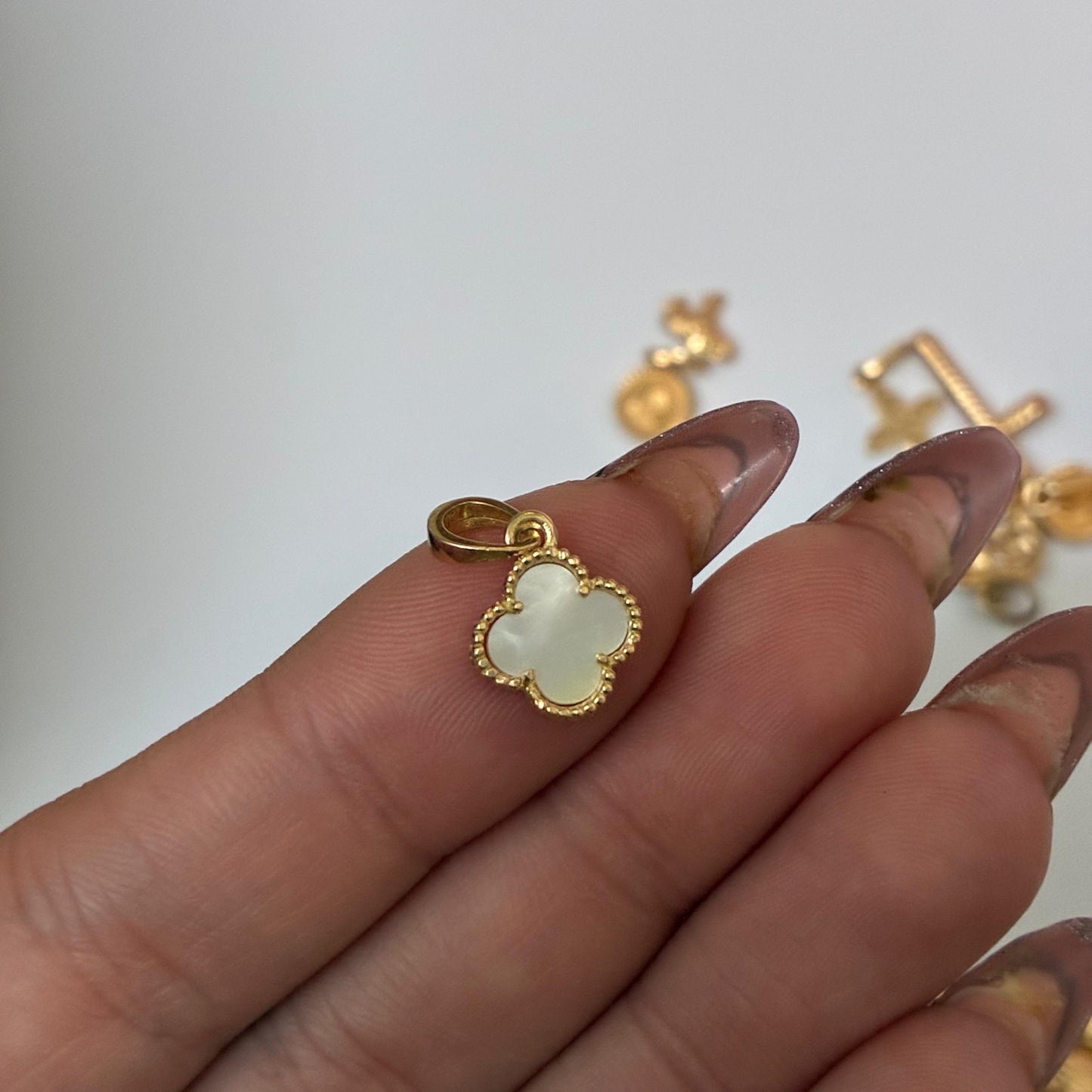 DIJE TREBOL PIEDRA BLANCA 2.1CM ORO AMARILLO COL 18K - 1,16GR