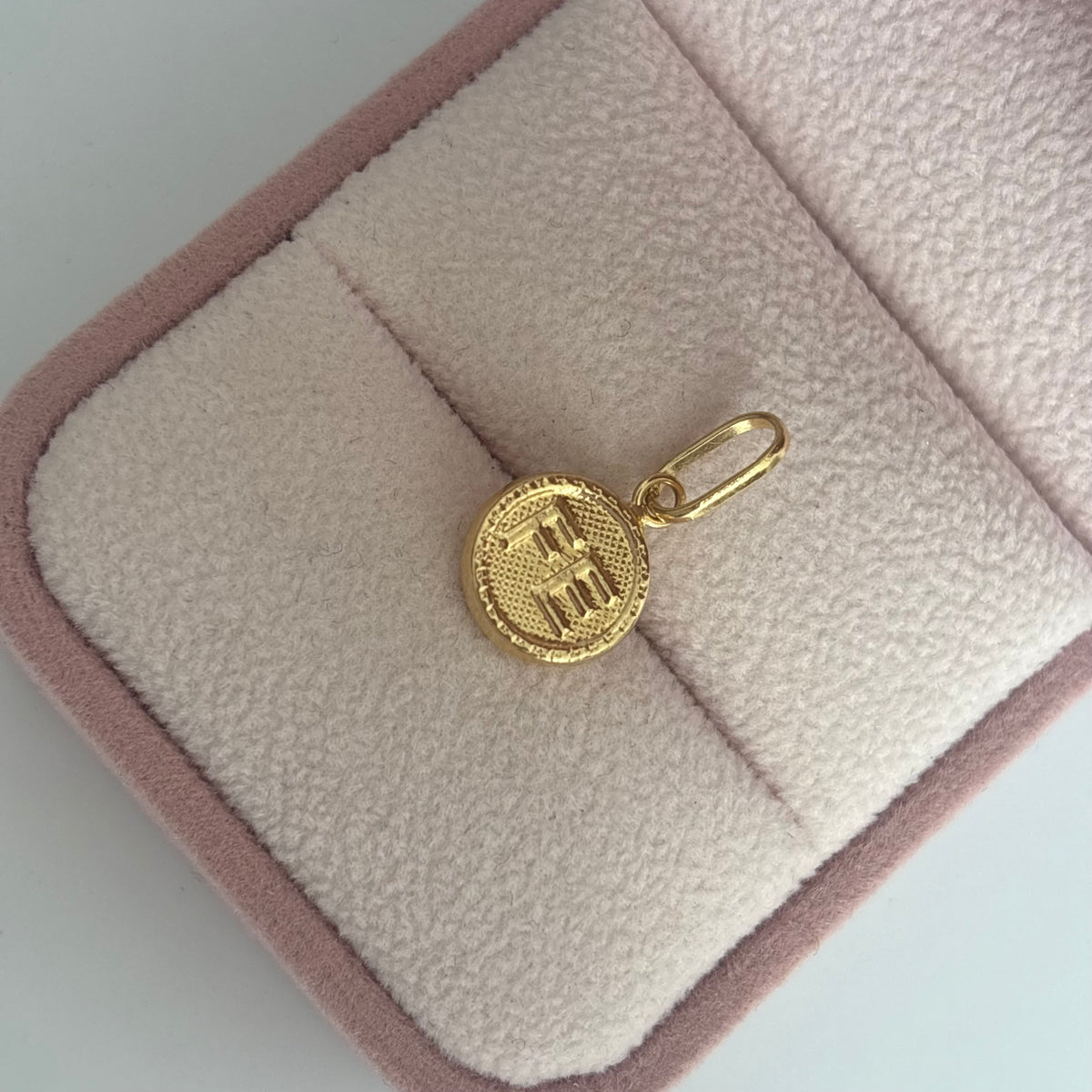 DIJE PLACA FE DIAMANTADO 2CM ORO AMARILLO COL 18K - 0,8GR