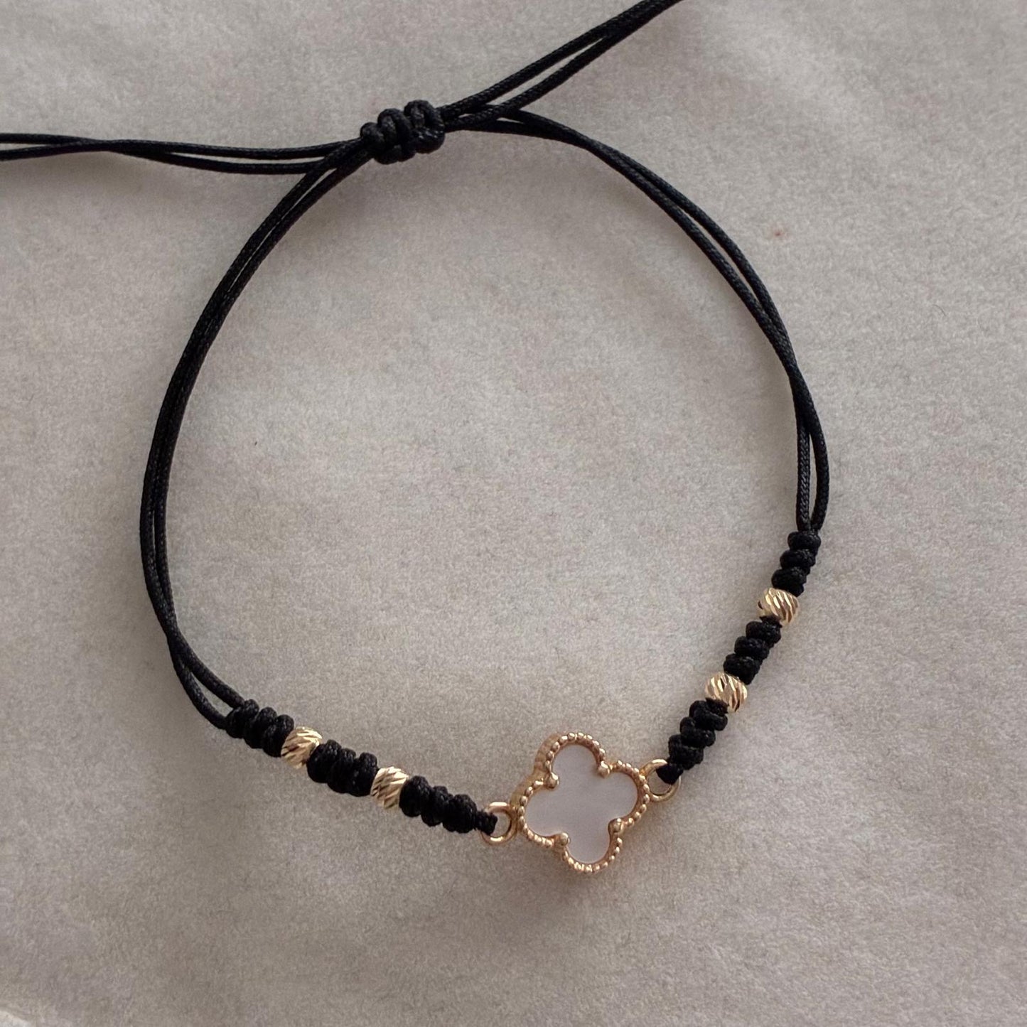 PULSERA HILO NEGRO DIJE TREBOL PIEDRA BLANCA + 4 BOLAS DIAMANTADAS 3MM ORO AMARILLO COL 18K - 1,08GR