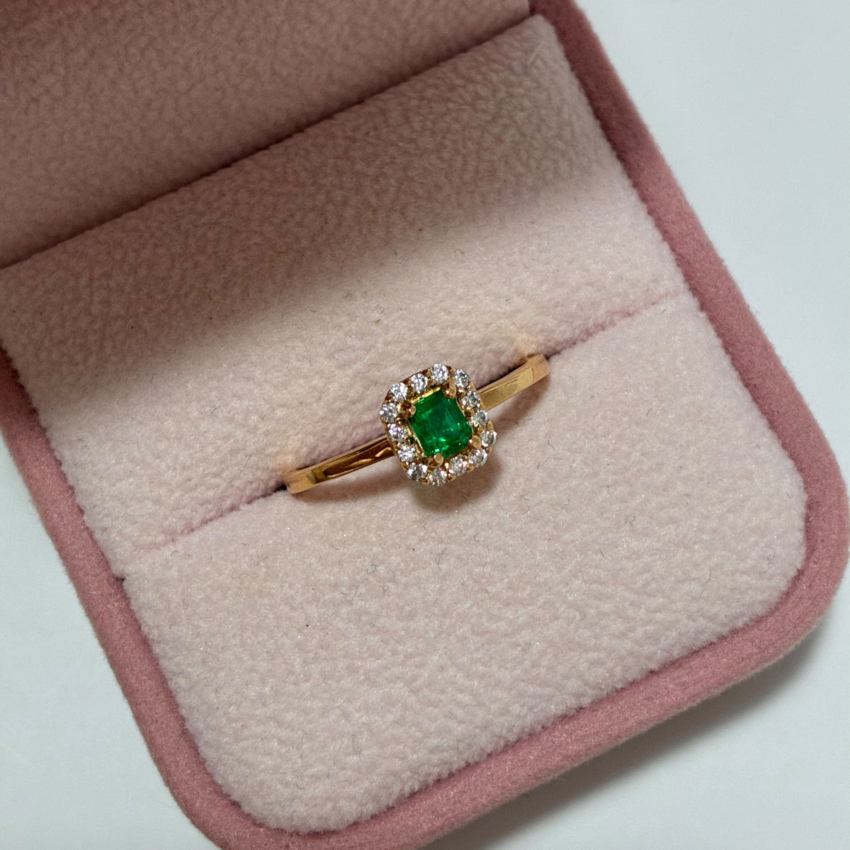 ANILLO SOLITARIO MILA PIEDRAS BLANCAS + ESMERALDA NATURAL 4MM X 3.2MM 0,22QTS ORO AMARILLO COL 18K TALLA 7 - 2,36GR