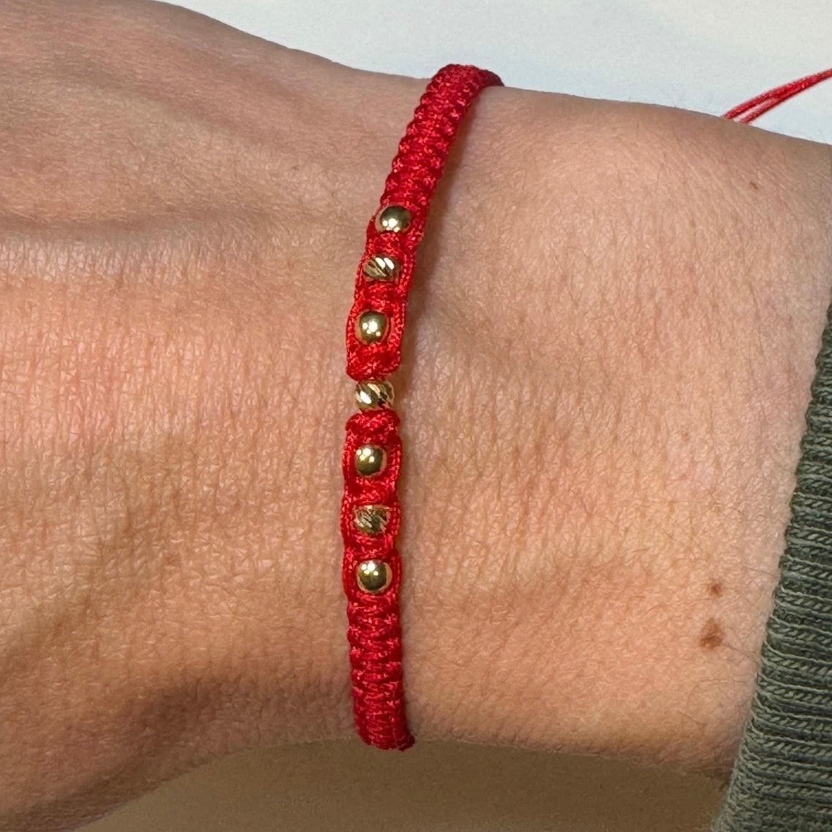PULSERA HILO ROJO BOLAS DIAMANTADAS/LISAS 3MM ORO AMARILLO 18K - 0,5GR