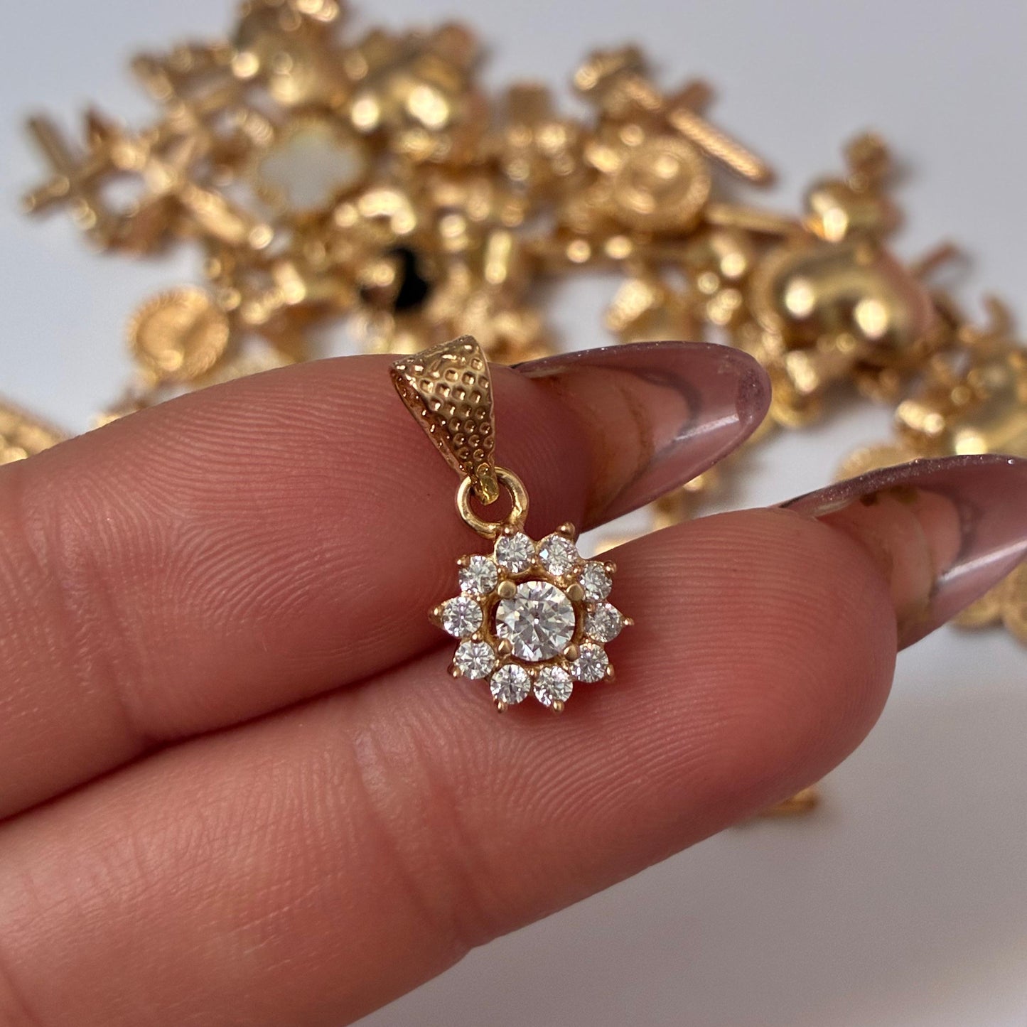 DIJE FLOR PIEDRAS BLANCAS Y PIEDRA CENTRAL 1.5CM ORO AMARILLO COL18K - 1,25GR