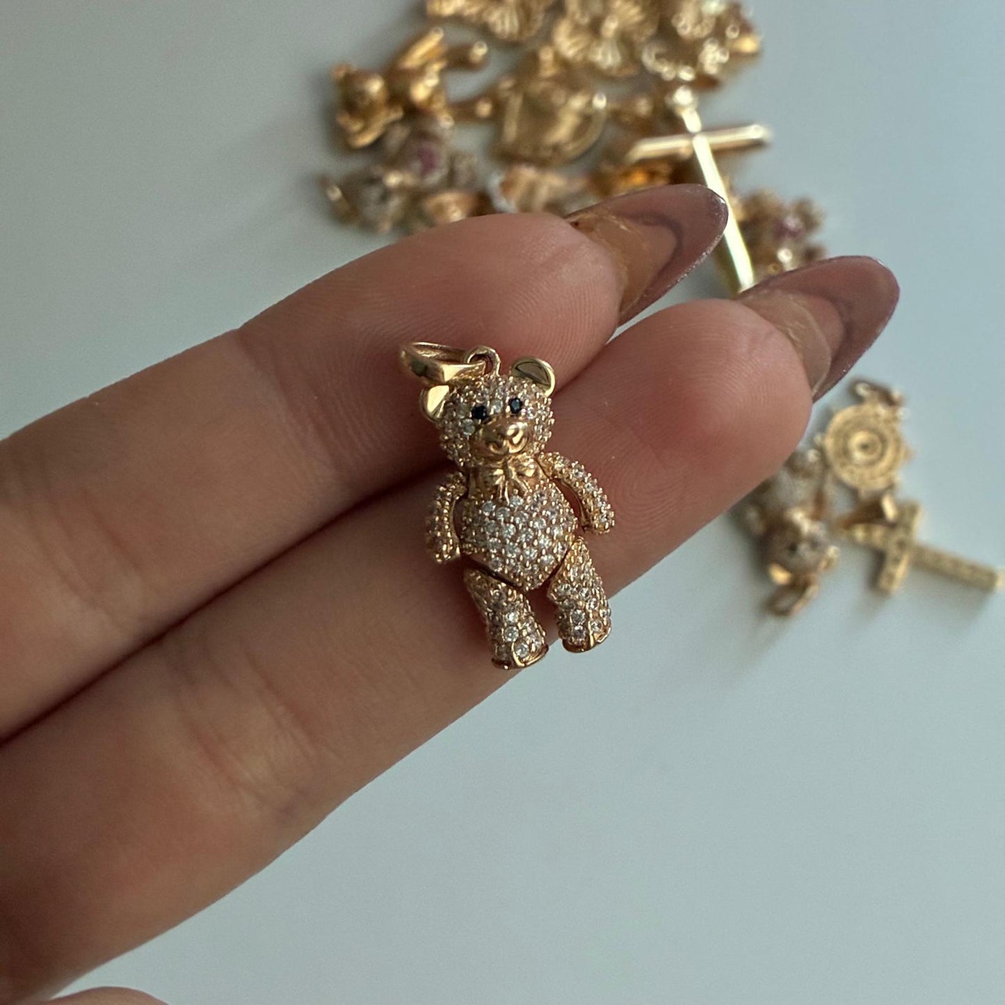 DIJE OSO ARTICULADO OJOS NEGROS PIEDRAS BLANCAS 2.3CM ORO AMARILLO COL 18K - 4,17GR