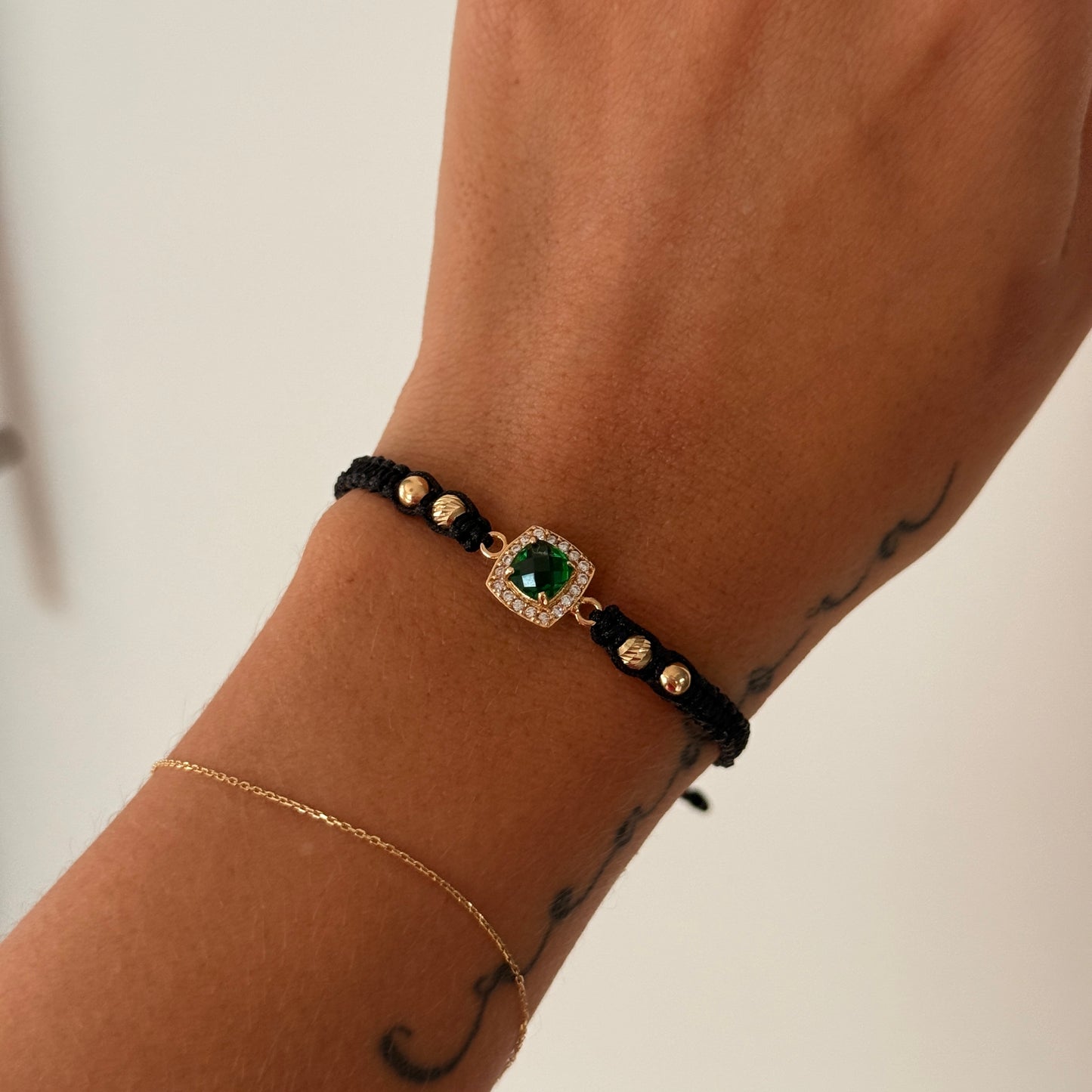 PULSERA HILO NEGRO HERRAJE CUADRADO CIRCON VERDE - BLANCO + 4 BOLAS 4M ORO AMARILLO 18K - 1,72GR *BD*