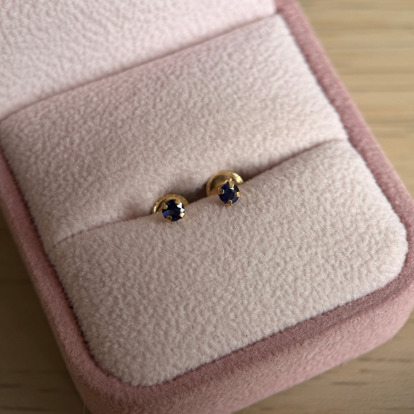 NATURAL BLUE SAPPHIRE STUDS 3MM 18K YELLOW GOLD - 0.46GR