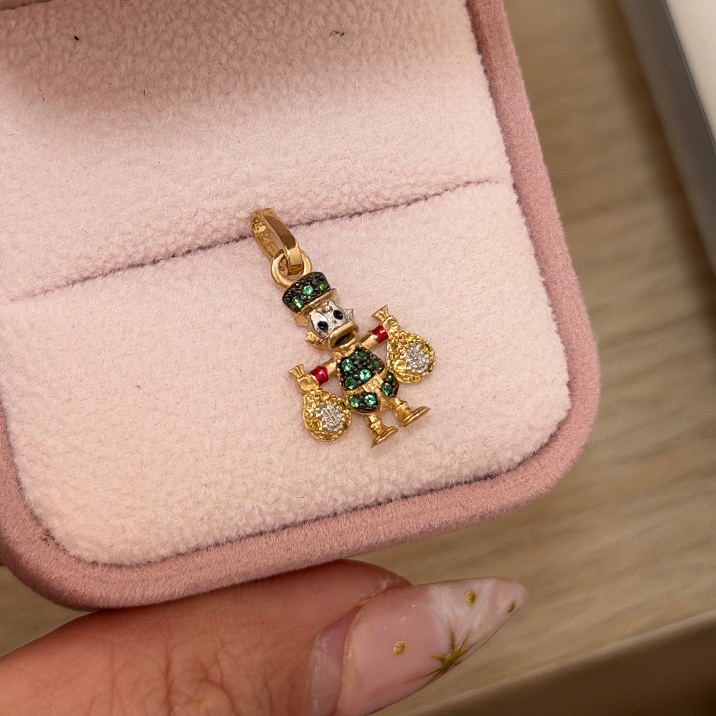 DIJE PATO DE LA ABUNDANCIA + BOLSA DE DINERO PIEDRAS VERDES ORO AMARILLO 18K - 1,49GR