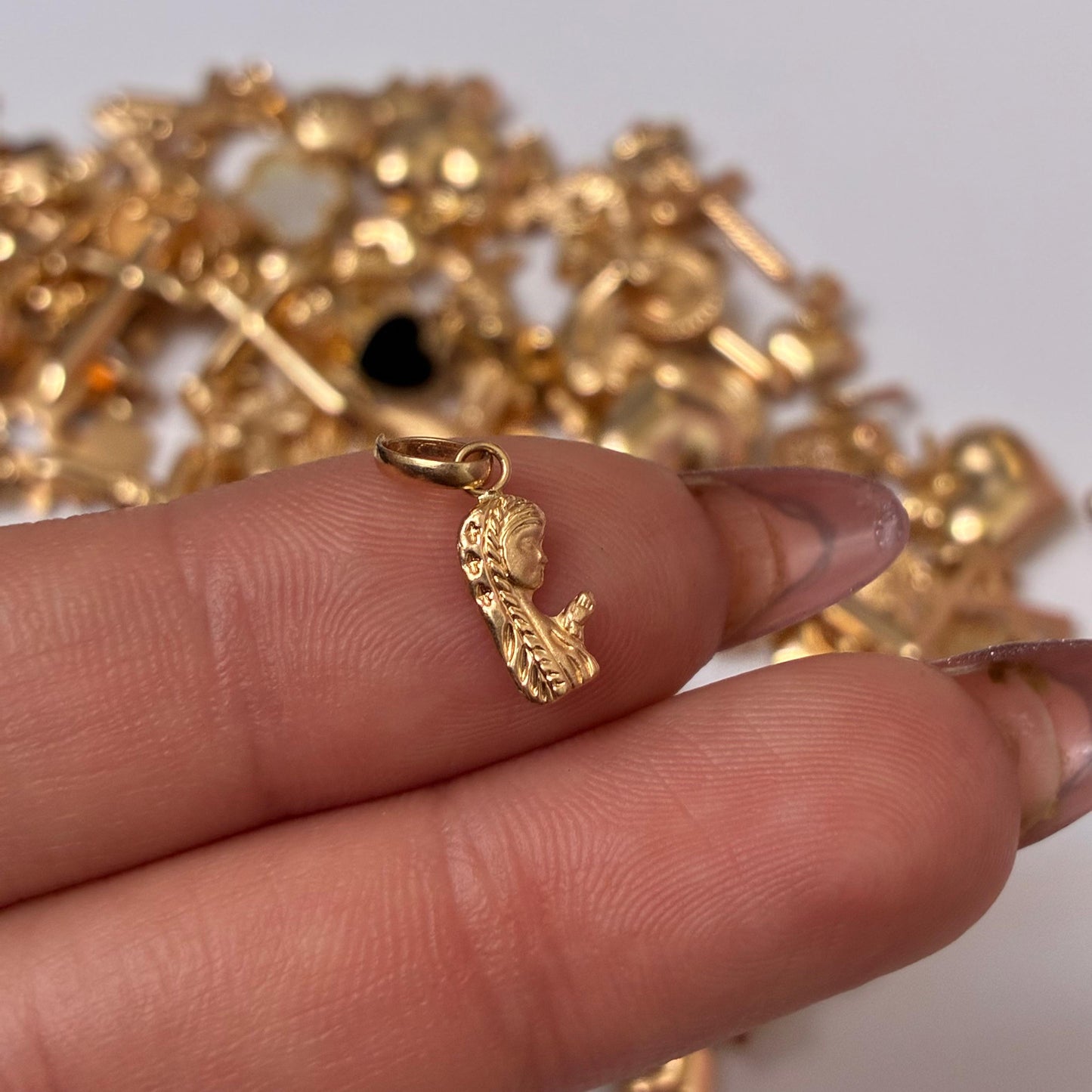 DIJE NIÑA MARIA 1,2CM ORO AMARILLO COL 18K - 0,28GR