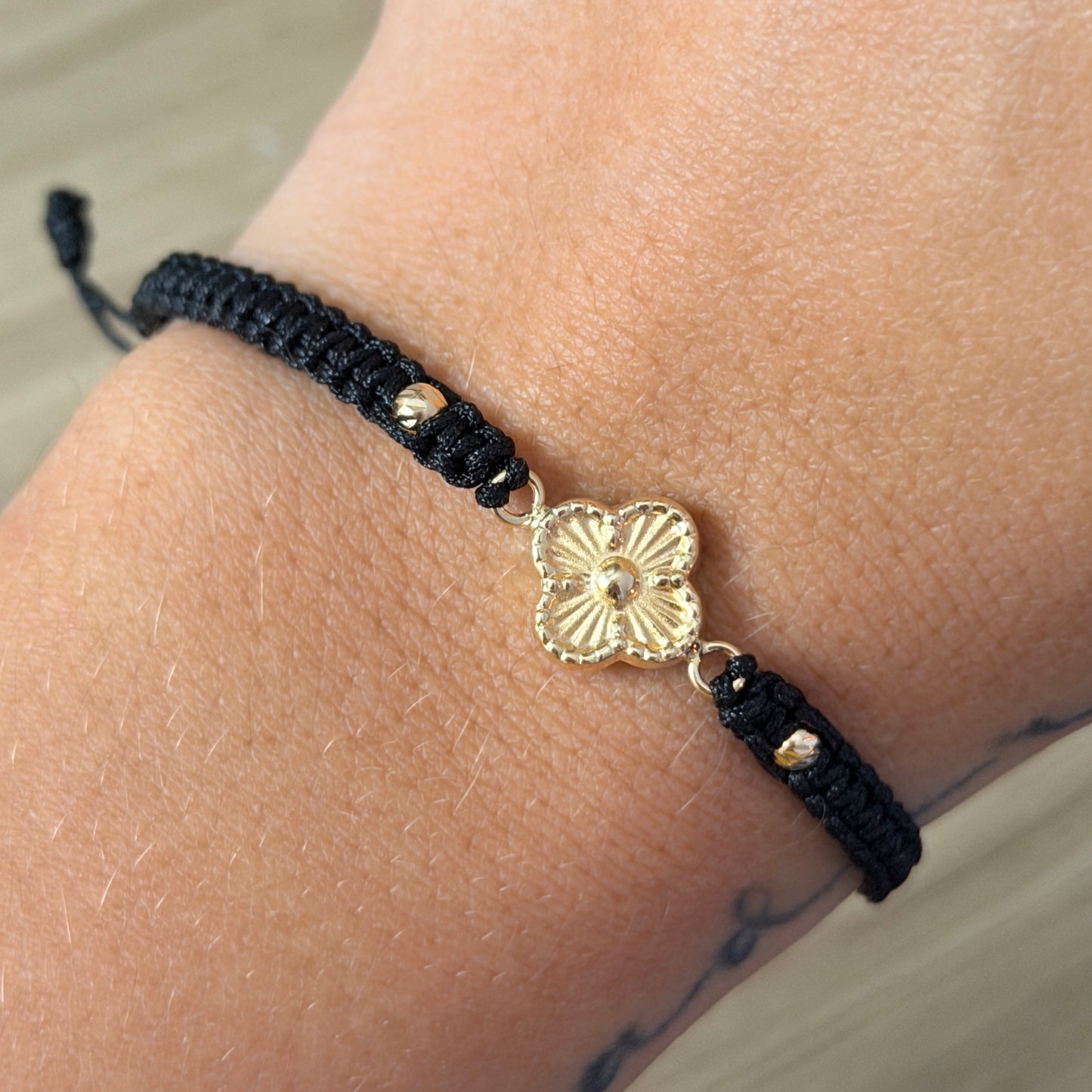 BLACK STRING BRACELET DIAMOND-CUT CLOVER HARDWARE + 2 DIAMOND-CUT 3MM BEADS INTERTWINED THREE-TONE 18K GOLD - 0.82GR
