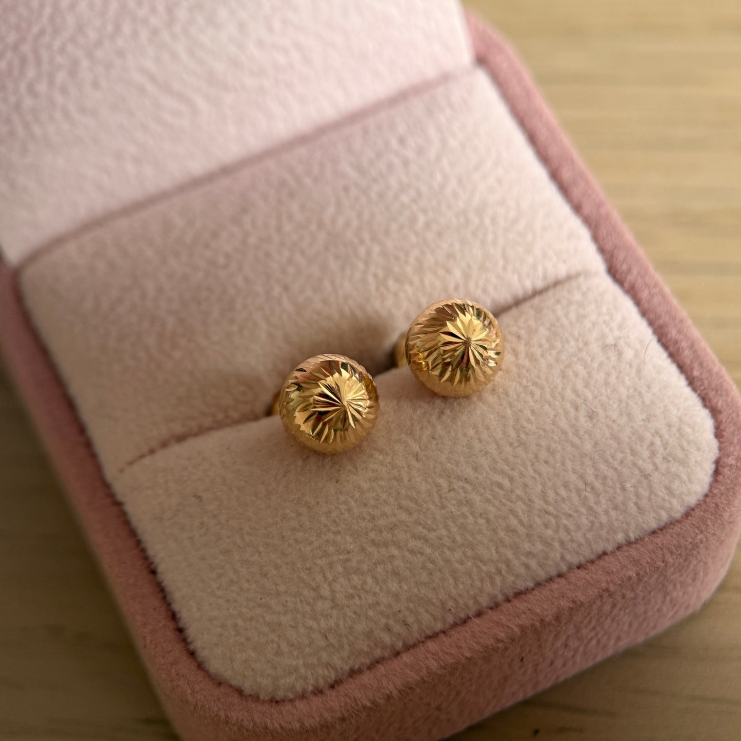 8MM DIAMOND-CUT BALL STUDS IN 18K YELLOW GOLD - 1.03GR