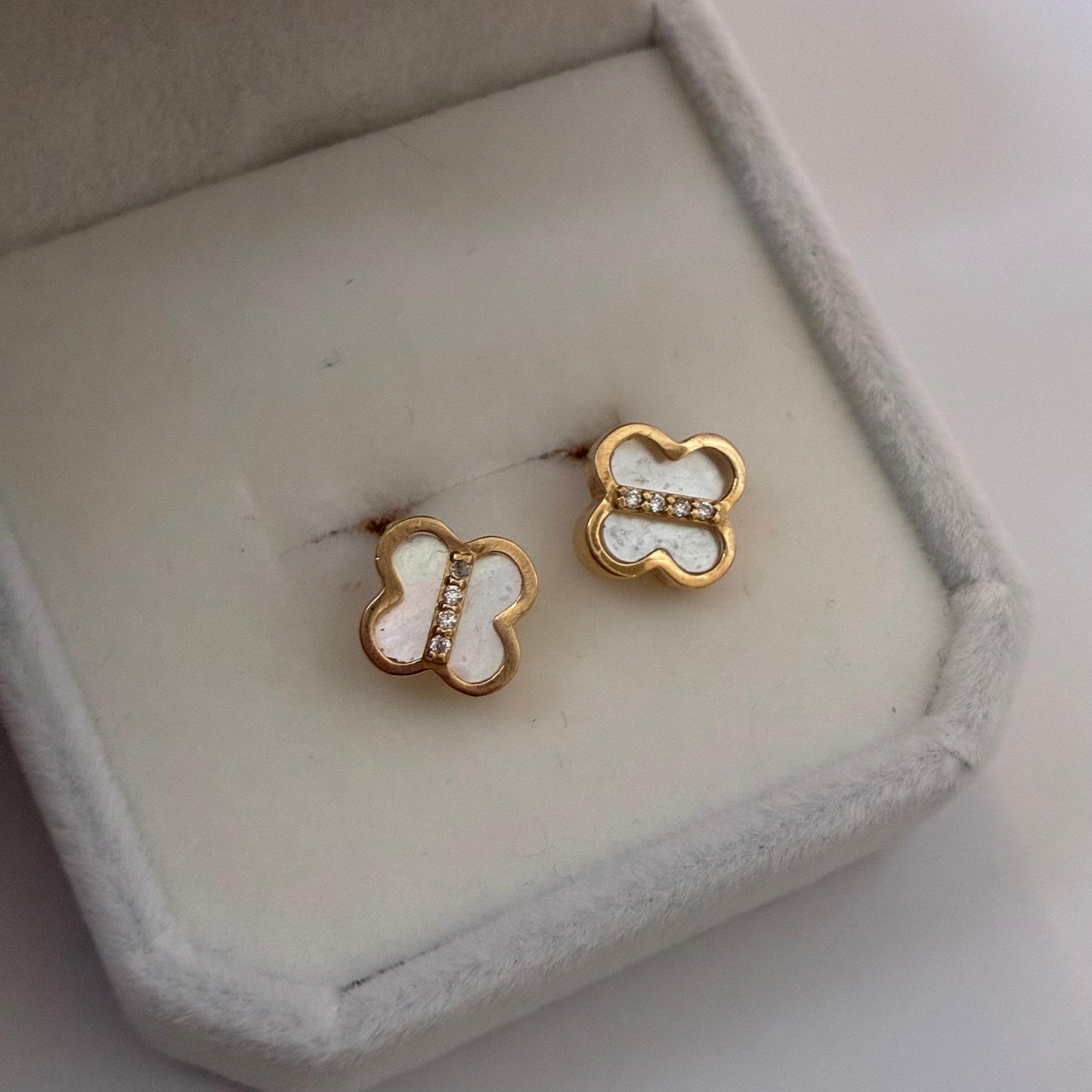 TOPOS TREBOL 10MM PIEDRA BLANCA Y LINEA PIEDRAS BLANCAS ORO AMARILLO COL 18K -1,95GR