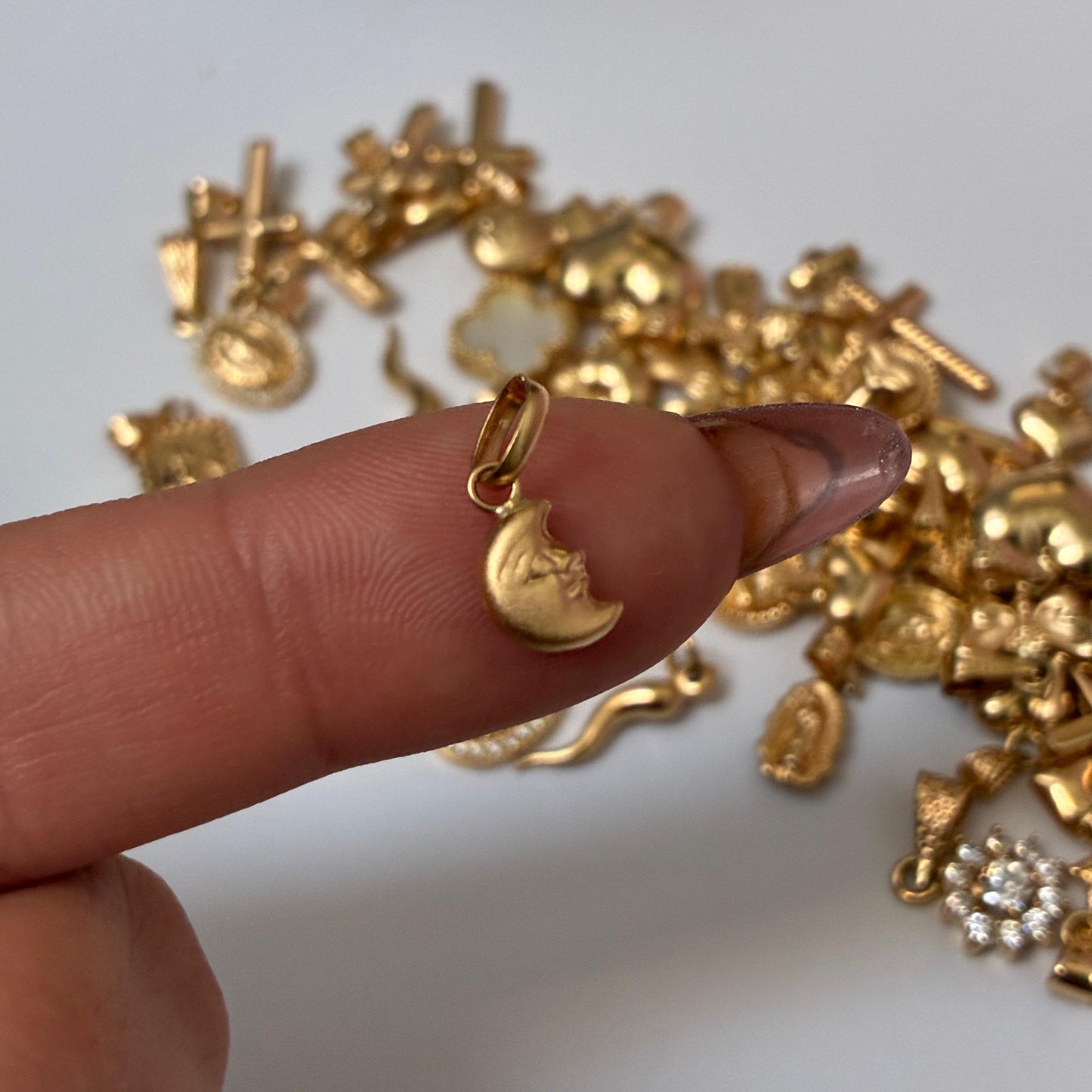 DIJE MEDIA LUNA CON ROSTRO 1,2CM ORO AMARILLO COL 18K. - 0,3GR