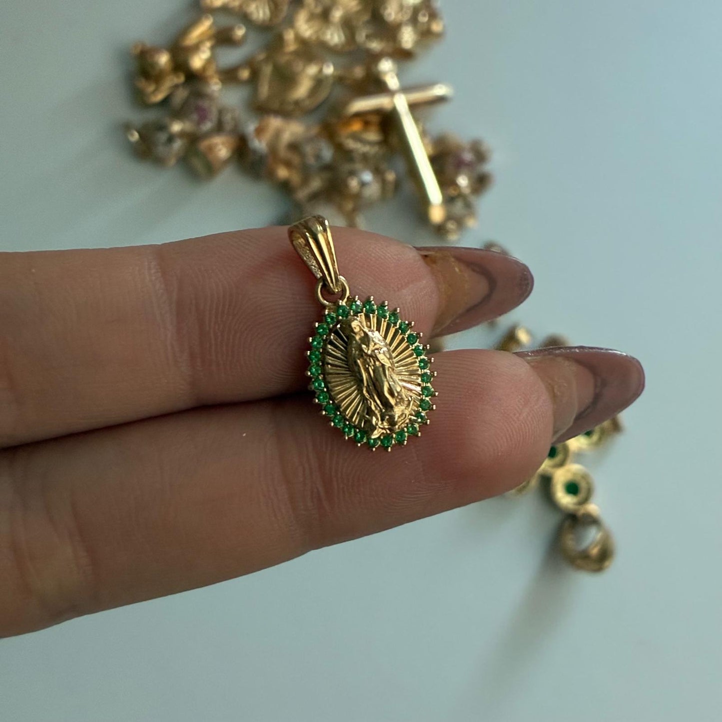 DIJE VIRGEN DE GUADALUPE DIAMANTADA CON PIEDRAS VERDES 2CM ORO AMARILLO COL 18K - 2GR