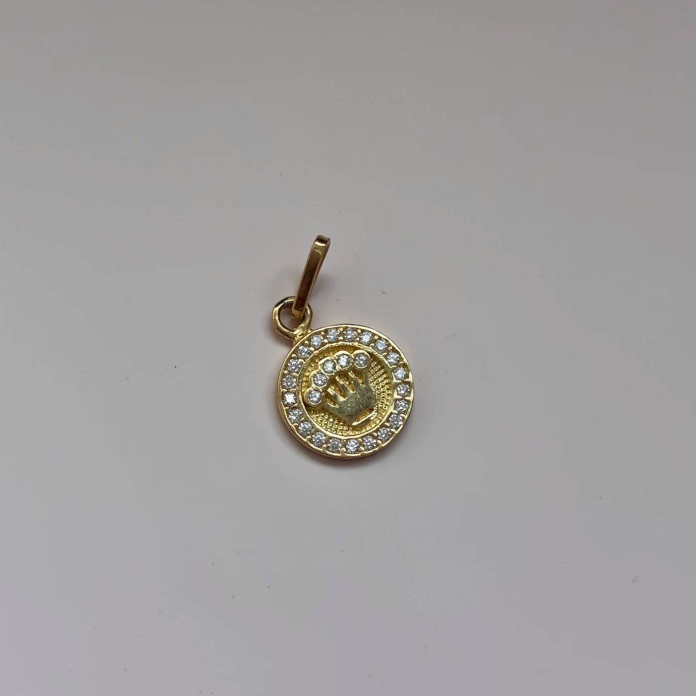 DIJE CORONA RX PIEDRAS BLANCAS 1.2CM ORO AMARILLO 18K - 1,08GR