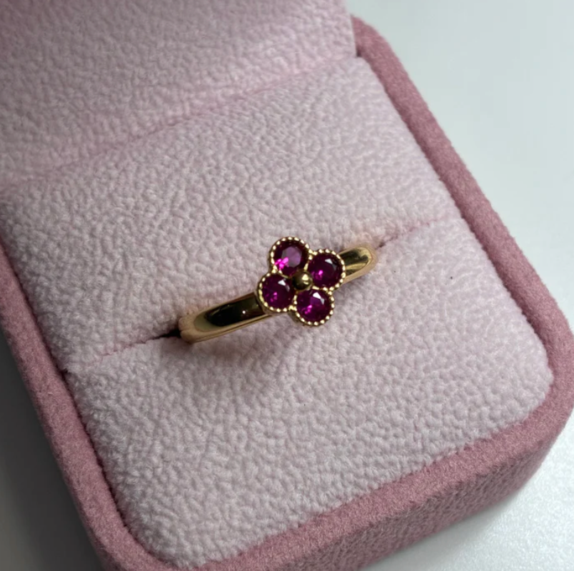 ANILLO TREBOL BORDEADO CON PIEDRAS FUCSIAS ORO AMARILLO COL 18K TALLA 8.5 - 1,81GR