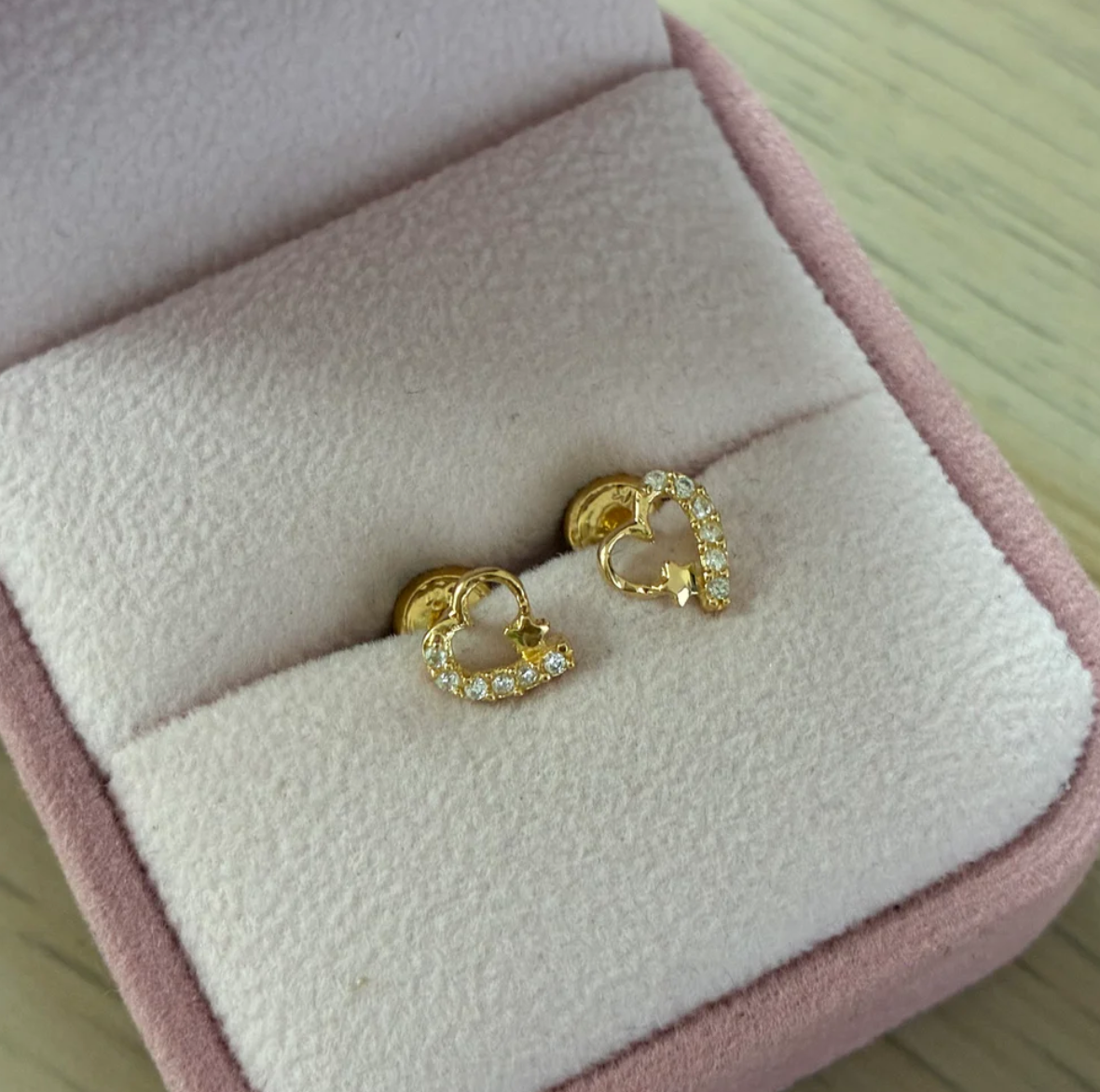 STUD EARRINGS SILHOUETTE HEART WITH STAR AND WHITE STONES YELLOW GOLD 18K - 0.9GR