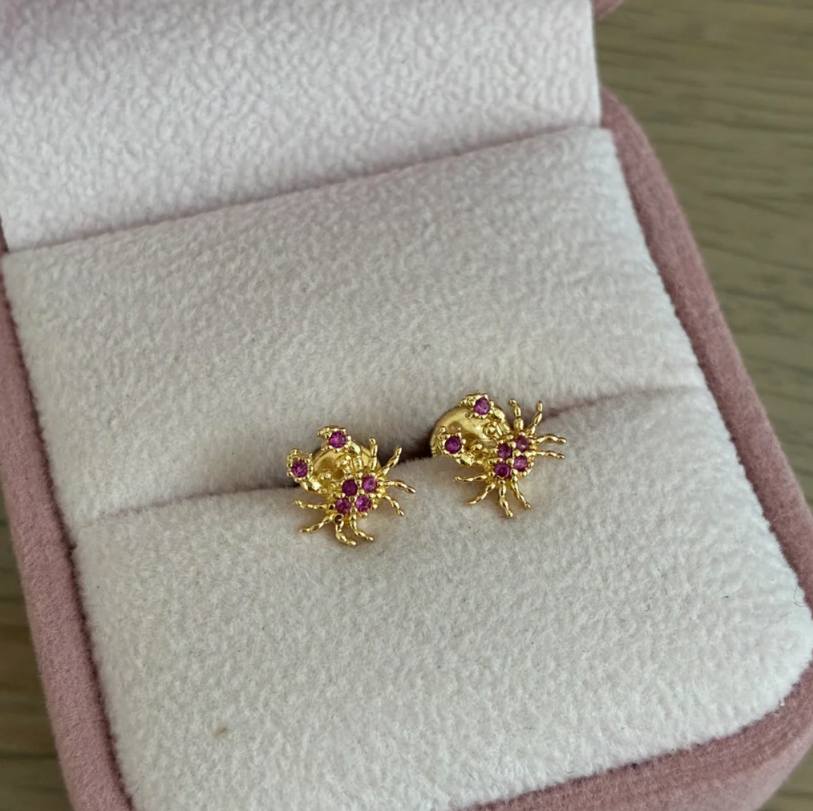 CRAB STUDS RED STONES 7MM 18K YELLOW GOLD - 1.03GR