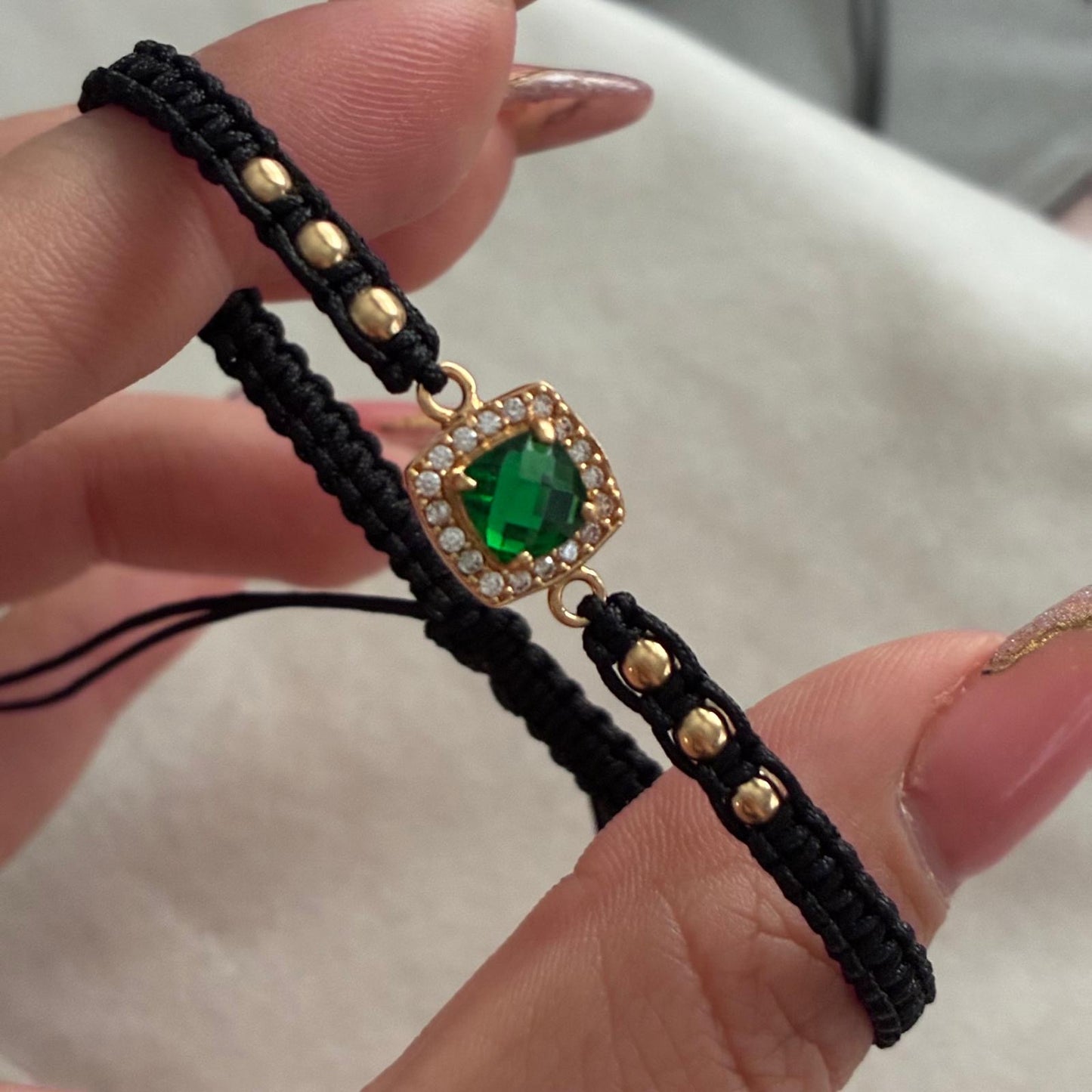 PULSERA HILO NEGRO HERRAJE CUADRADO CIRCON VERDE - BLANCO + 6 BOLAS 3M ORO AMARILLO COL 18K - 1,62GR