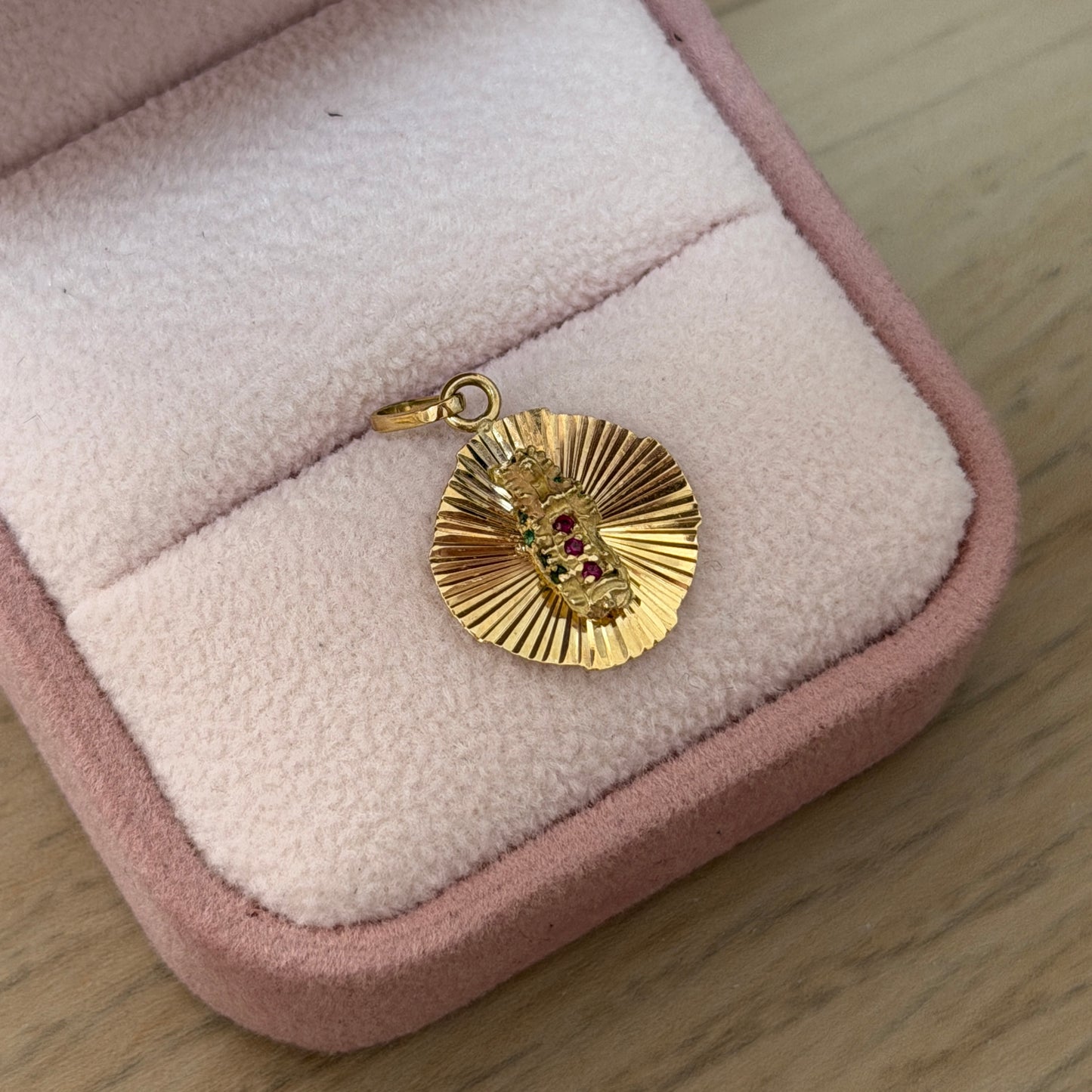 DIAMOND-CUT VIRGIN OF GUADALUPE PENDANT IN 18K YELLOW GOLD - 1.04GR