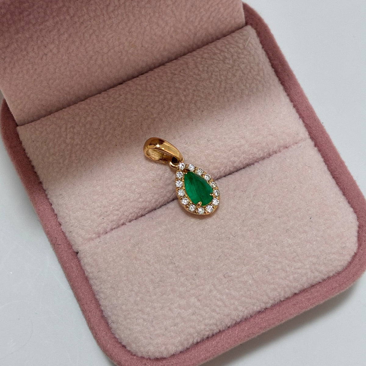 DIJE MILA PIEDRAS BLANCAS + ESMERALDA NATURAL GOTA 6.6MM 0,32QTS ORO AMARILLO COL 18K - 1,2GR