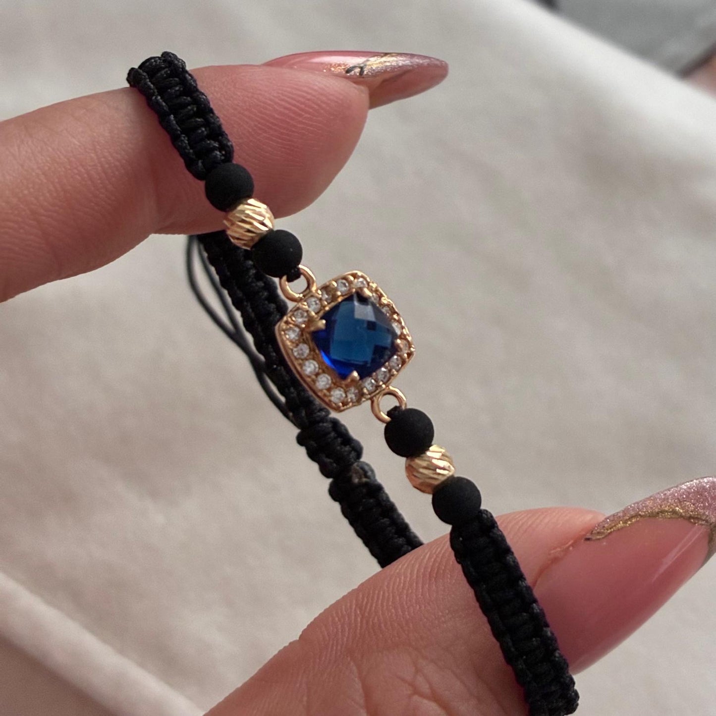 PULSERA HILO NEGRO HERRAJE CUADRADO CIRCON AZUL - BLANCO + 2 BOLAS 4M ORO AMARILLO 18K - 1,52GR