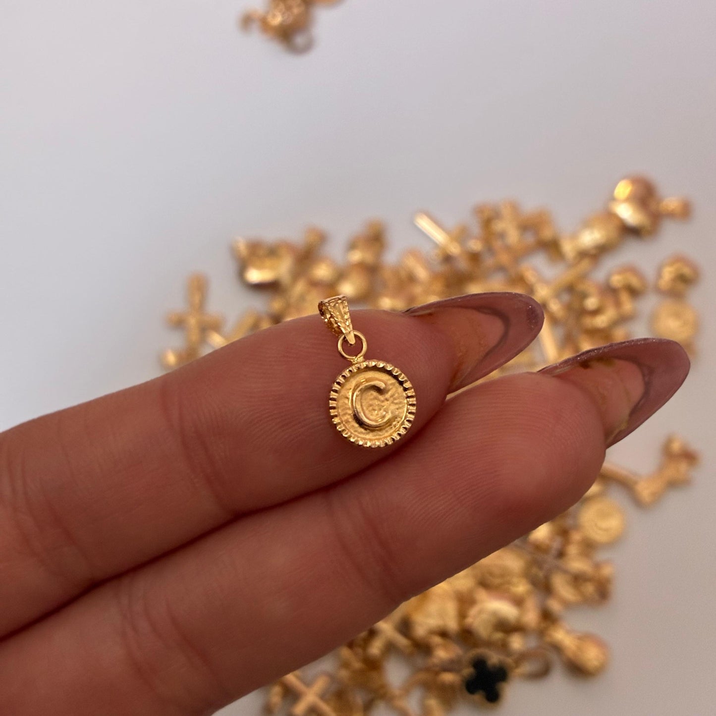 DIJE LETRA C BORDEADO 1,5CM ORO AMARILLO COL 18K - 0,42GR