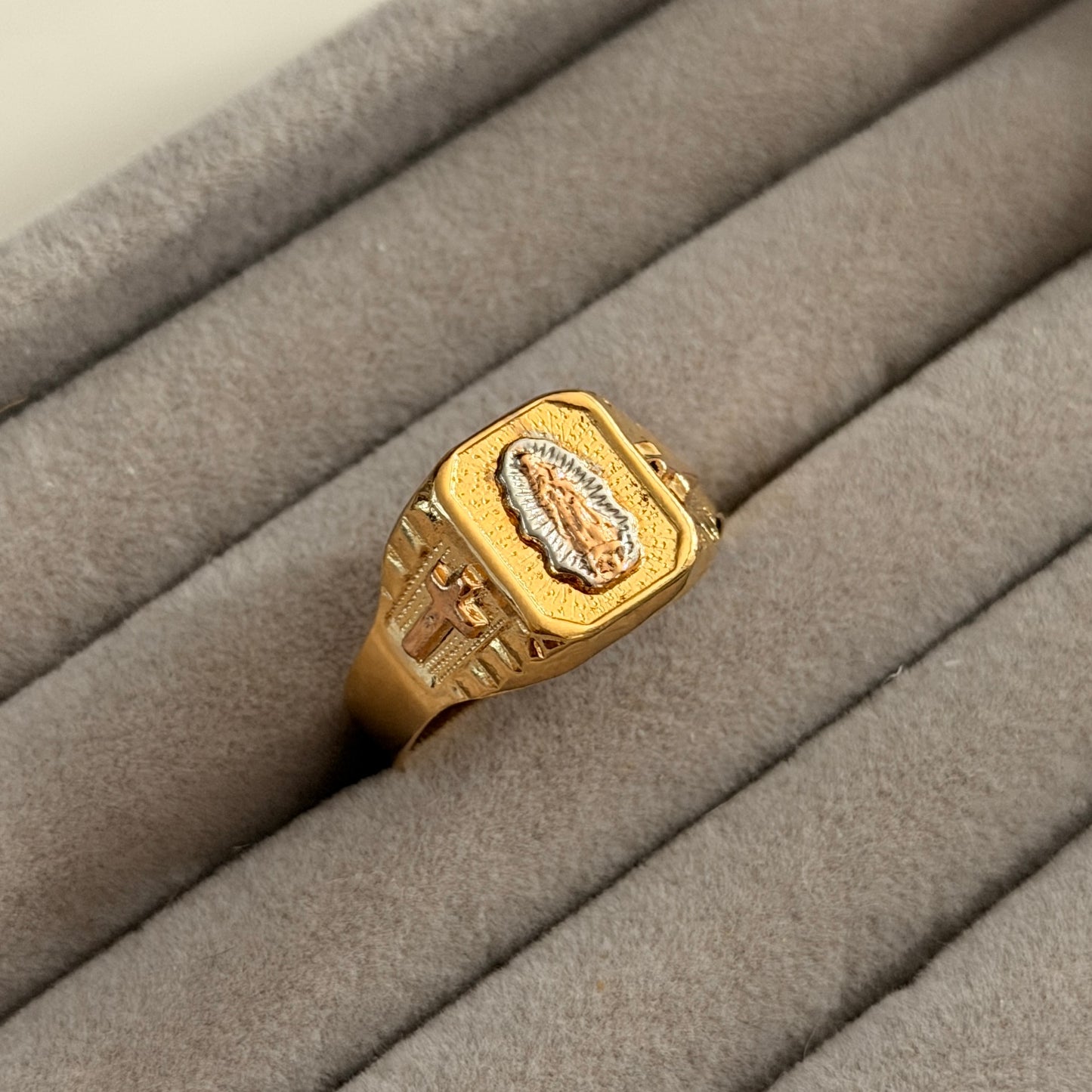 ANILLO VIRGEN DE GUADALUPE + SILUETA EN CRUZ TRES OROS COL 18K TALLA 12.5 - 3,42GR
